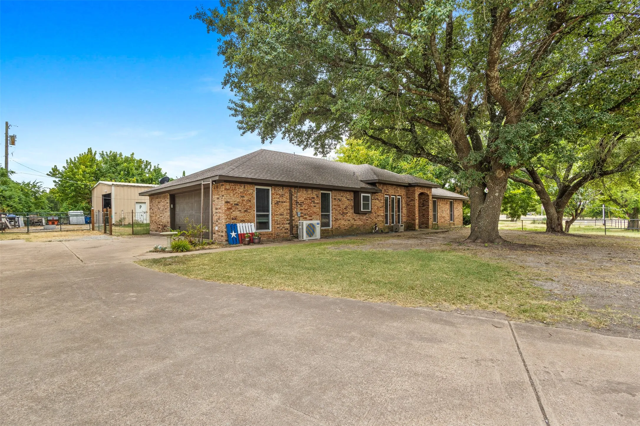 Single Family Residence For Sale in Collin County , 844 Fm 2194, Farmersville, Texas 75442, 3 Bedroom, 2 Bathroom, 2 Garage spaces, 1,710 Sqft, built in 1983, mls#21367238, Real Estate Agent in Farmersville, Homes For Sale in Collin county, Homes For Sale in Farmersville, Realtor in Farmersville Texas, Real Estate Brokerage Independent Realty Texas, Luminita Cordes Realtor