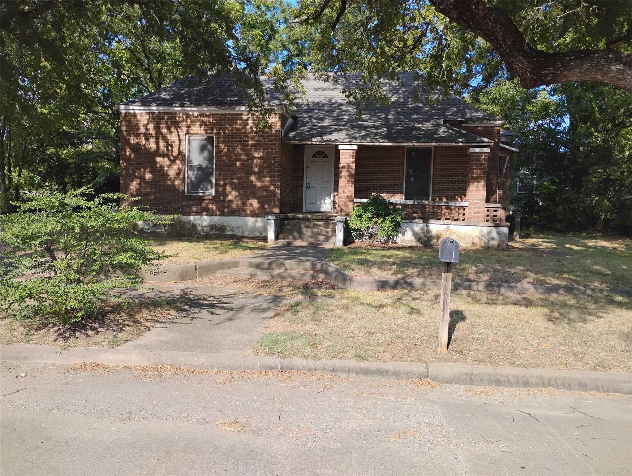 Single Family Residence For Sale in Grayson County , 615 N Mirick Avenue, Denison, Texas 75020, 2 Bedroom, 1 Bathroom, Garage spaces, 1,039 Sqft, built in 1946, mls#21373397, Real Estate Agent in Denison, Homes For Sale in Grayson county, Homes For Sale in Denison, Realtor in Denison Texas, Real Estate Brokerage Independent Realty Texas, Luminita Cordes Realtor