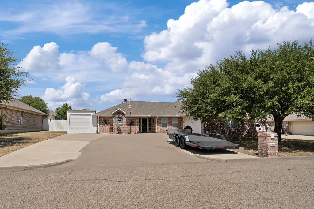 Single Family Residence For Sale in Mc Lennan County , 105 Topaz Circle, Hewitt, Texas 76643, 3 Bedroom, 2 Bathroom, 2 Garage spaces, 1,804 Sqft, built in 2002, mls#21373399, Real Estate Agent in Hewitt, Homes For Sale in Mc Lennan county, Homes For Sale in Hewitt, Realtor in Hewitt Texas, Real Estate Brokerage Independent Realty Texas, Luminita Cordes Realtor