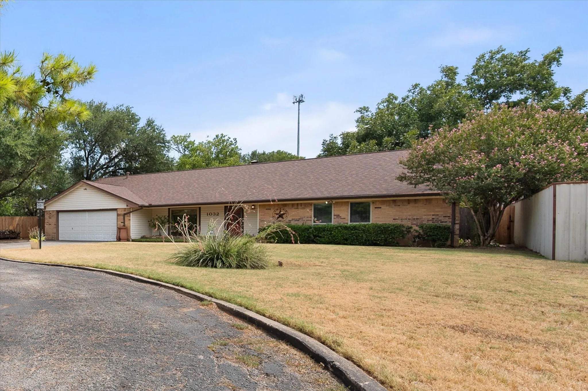 Single Family Residence For Sale in Tarrant County , 1032 E Enon Avenue, Everman, Texas 76140, 4 Bedroom, 2 Bathroom, 2 Garage spaces, 2,345 Sqft, built in 1978, mls#21371310, Real Estate Agent in Everman, Homes For Sale in Tarrant county, Homes For Sale in Everman, Realtor in Everman Texas, Real Estate Brokerage Independent Realty Texas, Luminita Cordes Realtor