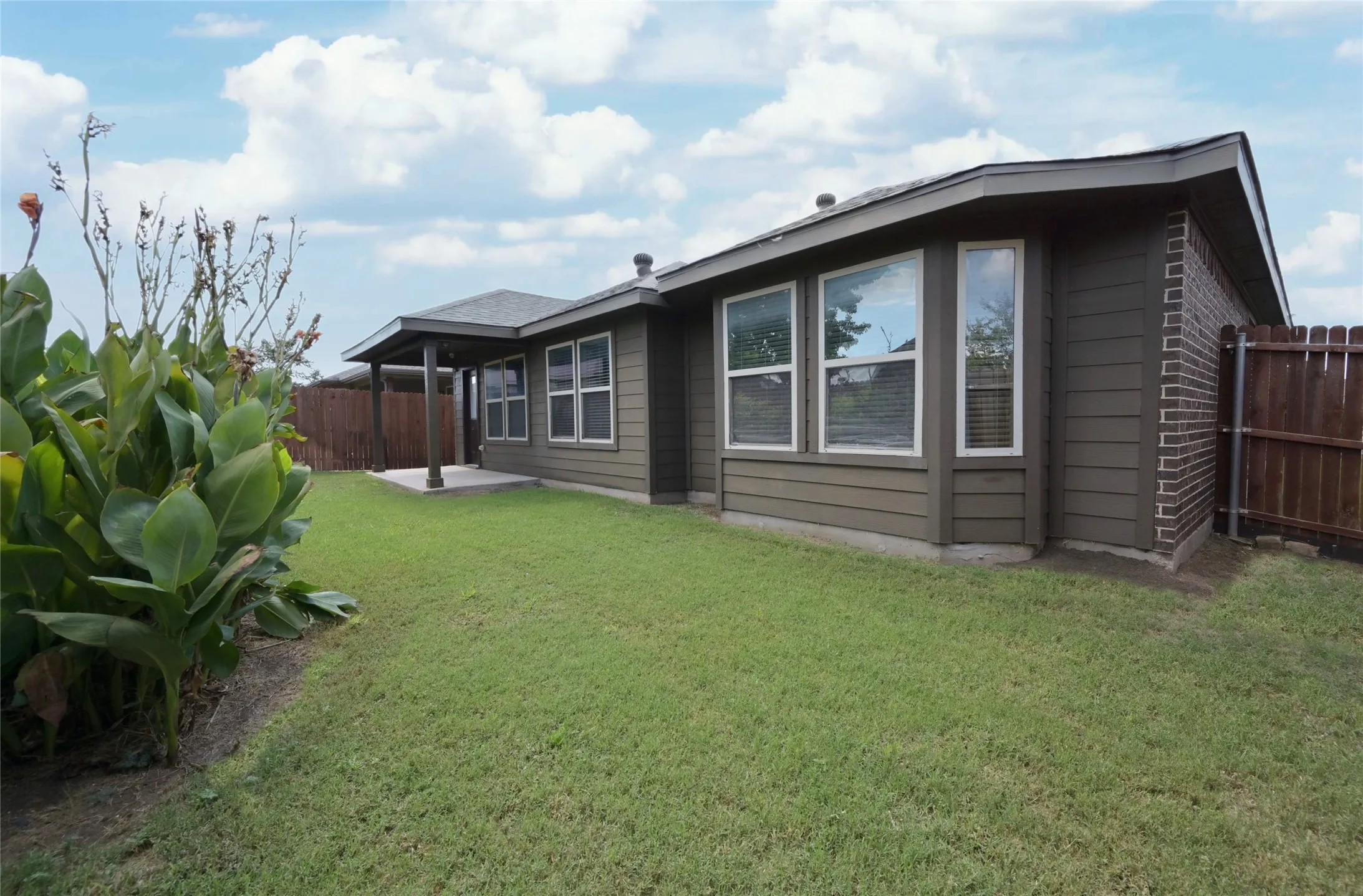 Single Family Residence For Sale in Tarrant County , 9212 Glen Mills Trail, Fort Worth, Texas 76179, 3 Bedroom, 2 Bathroom, 2 Garage spaces, 1,882 Sqft, built in 2017, mls#21360632, Real Estate Agent in Fort Worth, Homes For Sale in Tarrant county, Homes For Sale in Fort Worth, Realtor in Fort Worth Texas, Real Estate Brokerage Independent Realty Texas, Luminita Cordes Realtor