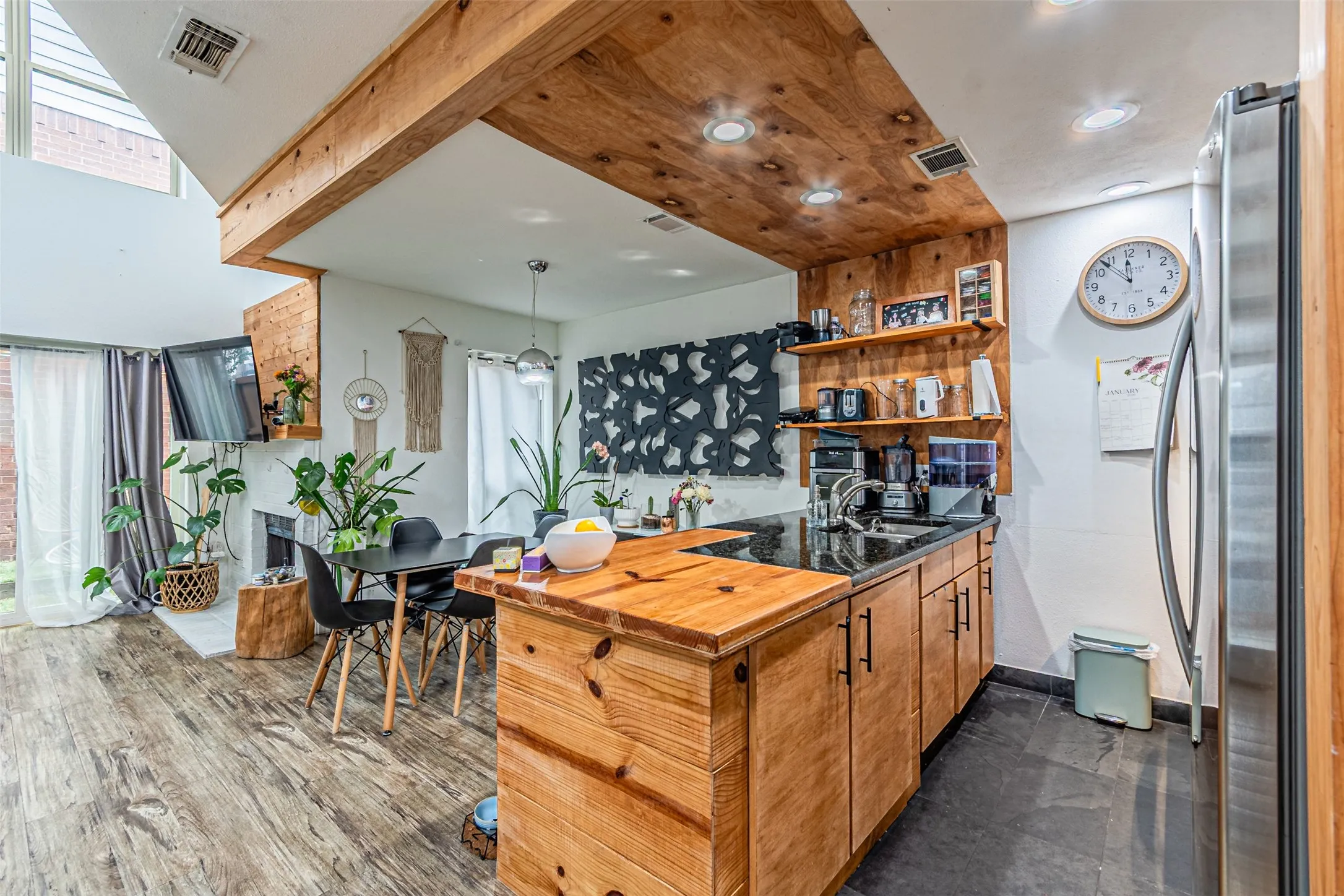 Condominium For Rent in Dallas County , 5100 Verde Valley Lane 107, Dallas, Texas 75254, 2 Bedroom, 2 Bathroom, Garage spaces, 1,013 Sqft, built in 1982, mls#21373420, Real Estate Agent in Dallas, Homes For Rent in Dallas county, Homes For Rent in Dallas, Realtor in Dallas Texas, Real Estate Brokerage Independent Realty Texas, Luminita Cordes Realtor