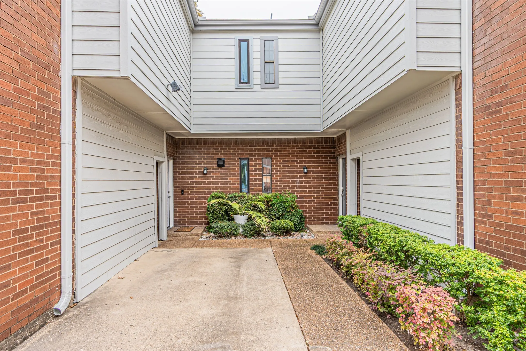 Condominium For Rent in Dallas County , 5100 Verde Valley Lane 107, Dallas, Texas 75254, 2 Bedroom, 2 Bathroom, Garage spaces, 1,013 Sqft, built in 1982, mls#21373420, Real Estate Agent in Dallas, Homes For Rent in Dallas county, Homes For Rent in Dallas, Realtor in Dallas Texas, Real Estate Brokerage Independent Realty Texas, Luminita Cordes Realtor