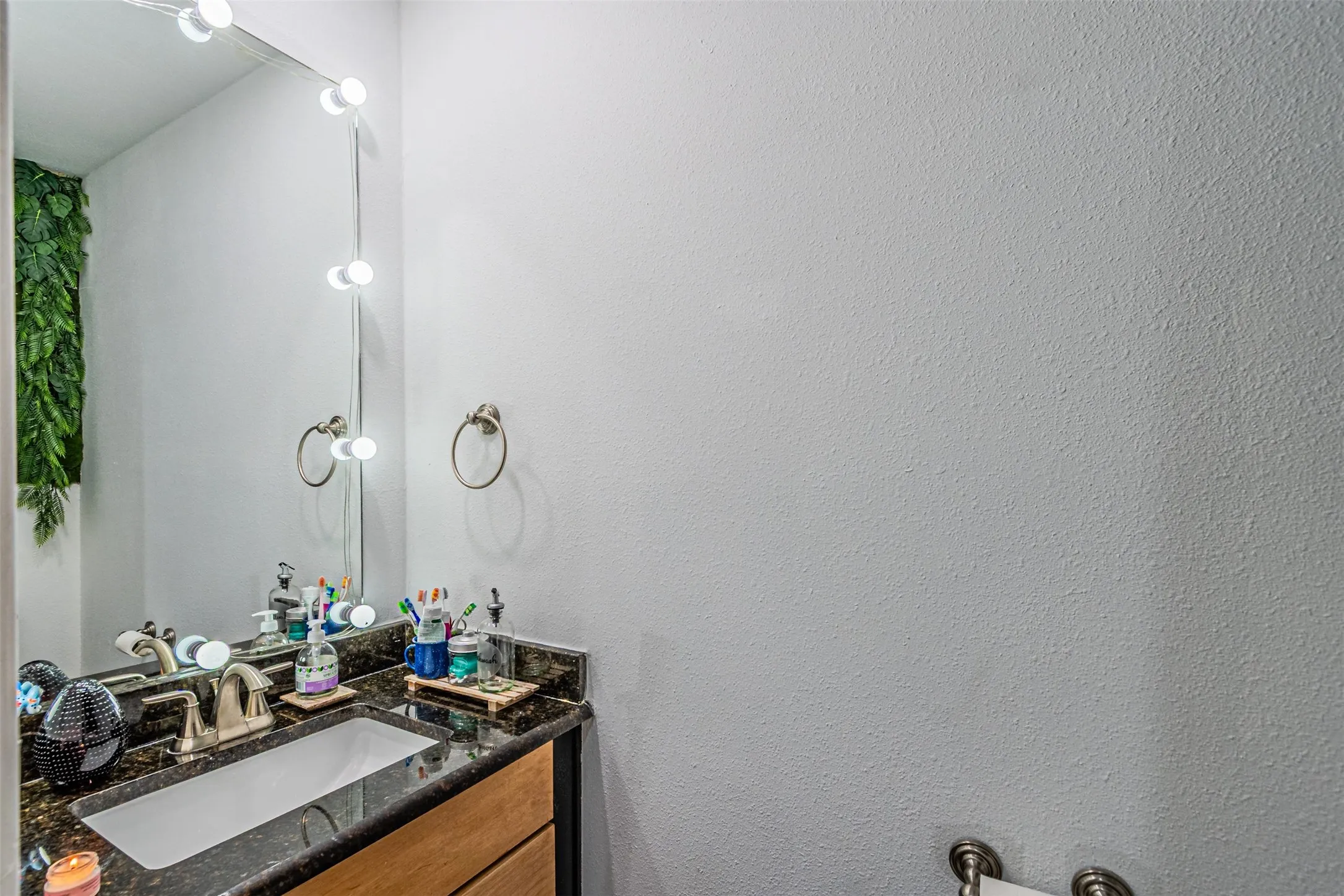 Condominium For Rent in Dallas County , 5100 Verde Valley Lane 107, Dallas, Texas 75254, 2 Bedroom, 2 Bathroom, Garage spaces, 1,013 Sqft, built in 1982, mls#21373420, Real Estate Agent in Dallas, Homes For Rent in Dallas county, Homes For Rent in Dallas, Realtor in Dallas Texas, Real Estate Brokerage Independent Realty Texas, Luminita Cordes Realtor