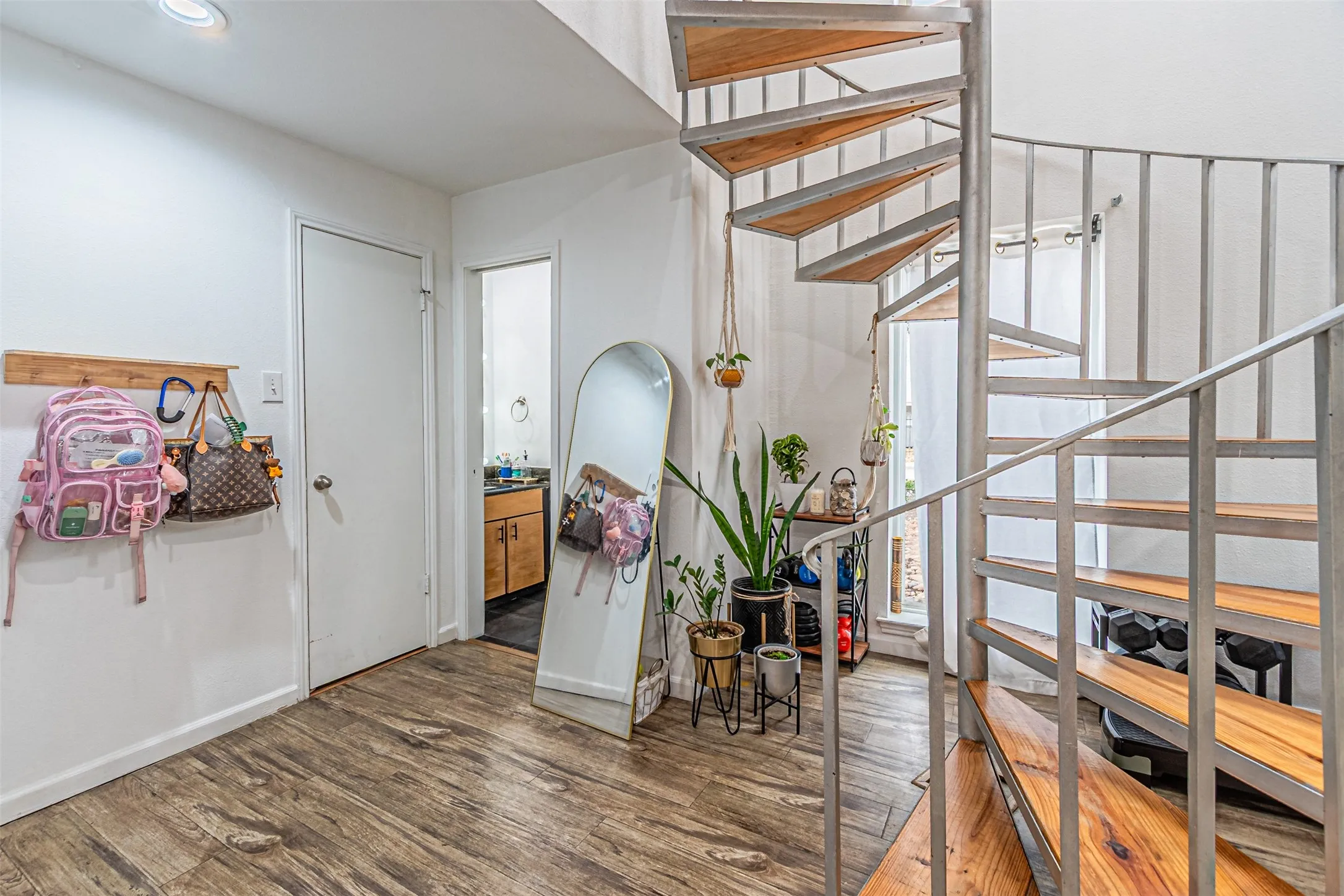 Condominium For Rent in Dallas County , 5100 Verde Valley Lane 107, Dallas, Texas 75254, 2 Bedroom, 2 Bathroom, Garage spaces, 1,013 Sqft, built in 1982, mls#21373420, Real Estate Agent in Dallas, Homes For Rent in Dallas county, Homes For Rent in Dallas, Realtor in Dallas Texas, Real Estate Brokerage Independent Realty Texas, Luminita Cordes Realtor