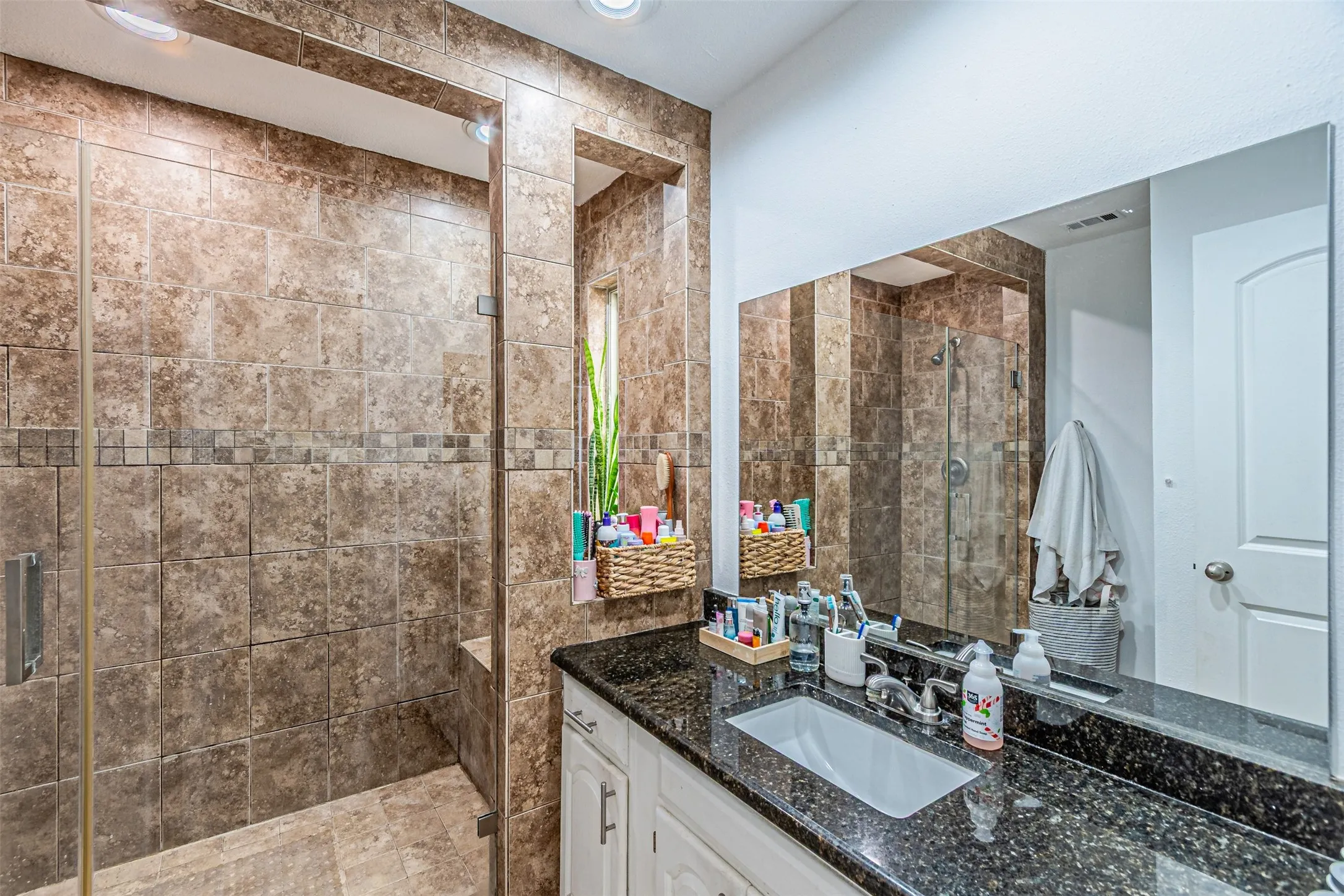 Condominium For Rent in Dallas County , 5100 Verde Valley Lane 107, Dallas, Texas 75254, 2 Bedroom, 2 Bathroom, Garage spaces, 1,013 Sqft, built in 1982, mls#21373420, Real Estate Agent in Dallas, Homes For Rent in Dallas county, Homes For Rent in Dallas, Realtor in Dallas Texas, Real Estate Brokerage Independent Realty Texas, Luminita Cordes Realtor
