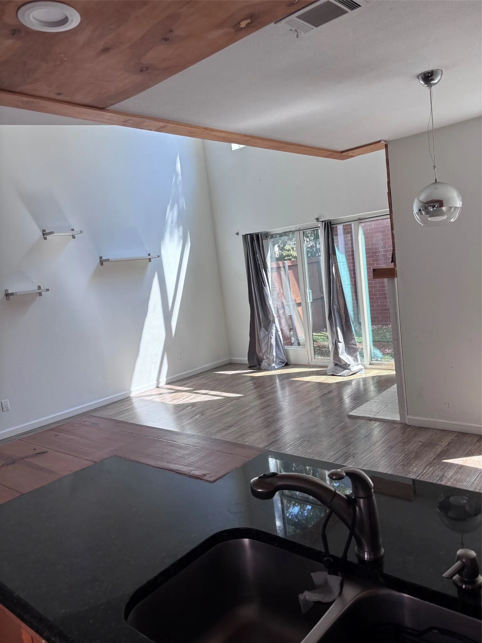 Condominium For Rent in Dallas County , 5100 Verde Valley Lane 107, Dallas, Texas 75254, 2 Bedroom, 2 Bathroom, Garage spaces, 1,013 Sqft, built in 1982, mls#21373420, Real Estate Agent in Dallas, Homes For Rent in Dallas county, Homes For Rent in Dallas, Realtor in Dallas Texas, Real Estate Brokerage Independent Realty Texas, Luminita Cordes Realtor