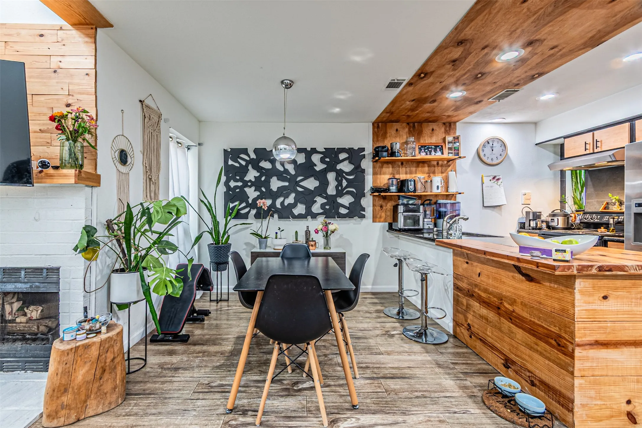 Condominium For Rent in Dallas County , 5100 Verde Valley Lane 107, Dallas, Texas 75254, 2 Bedroom, 2 Bathroom, Garage spaces, 1,013 Sqft, built in 1982, mls#21373420, Real Estate Agent in Dallas, Homes For Rent in Dallas county, Homes For Rent in Dallas, Realtor in Dallas Texas, Real Estate Brokerage Independent Realty Texas, Luminita Cordes Realtor