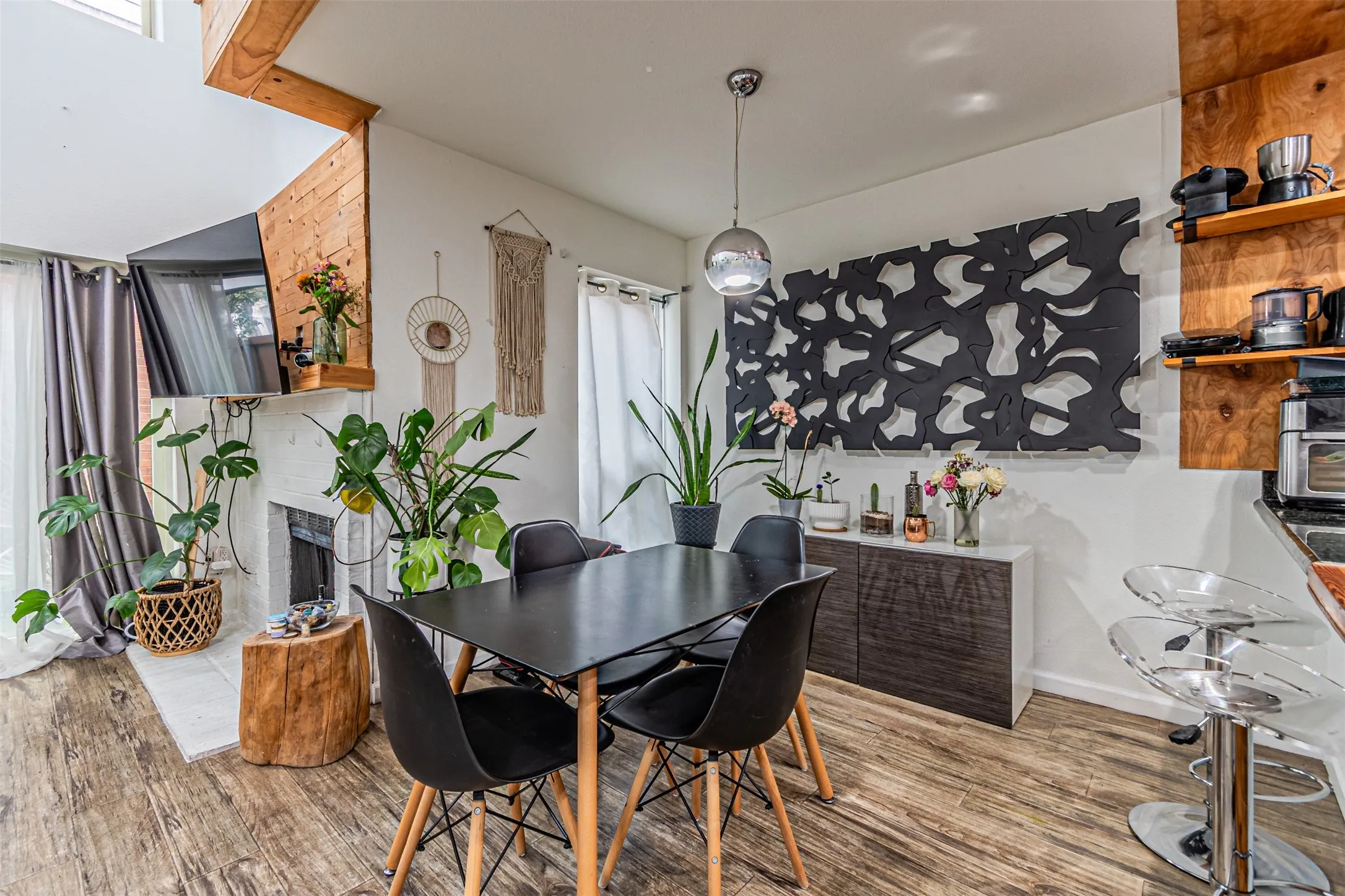 Condominium For Rent in Dallas County , 5100 Verde Valley Lane 107, Dallas, Texas 75254, 2 Bedroom, 2 Bathroom, Garage spaces, 1,013 Sqft, built in 1982, mls#21373420, Real Estate Agent in Dallas, Homes For Rent in Dallas county, Homes For Rent in Dallas, Realtor in Dallas Texas, Real Estate Brokerage Independent Realty Texas, Luminita Cordes Realtor