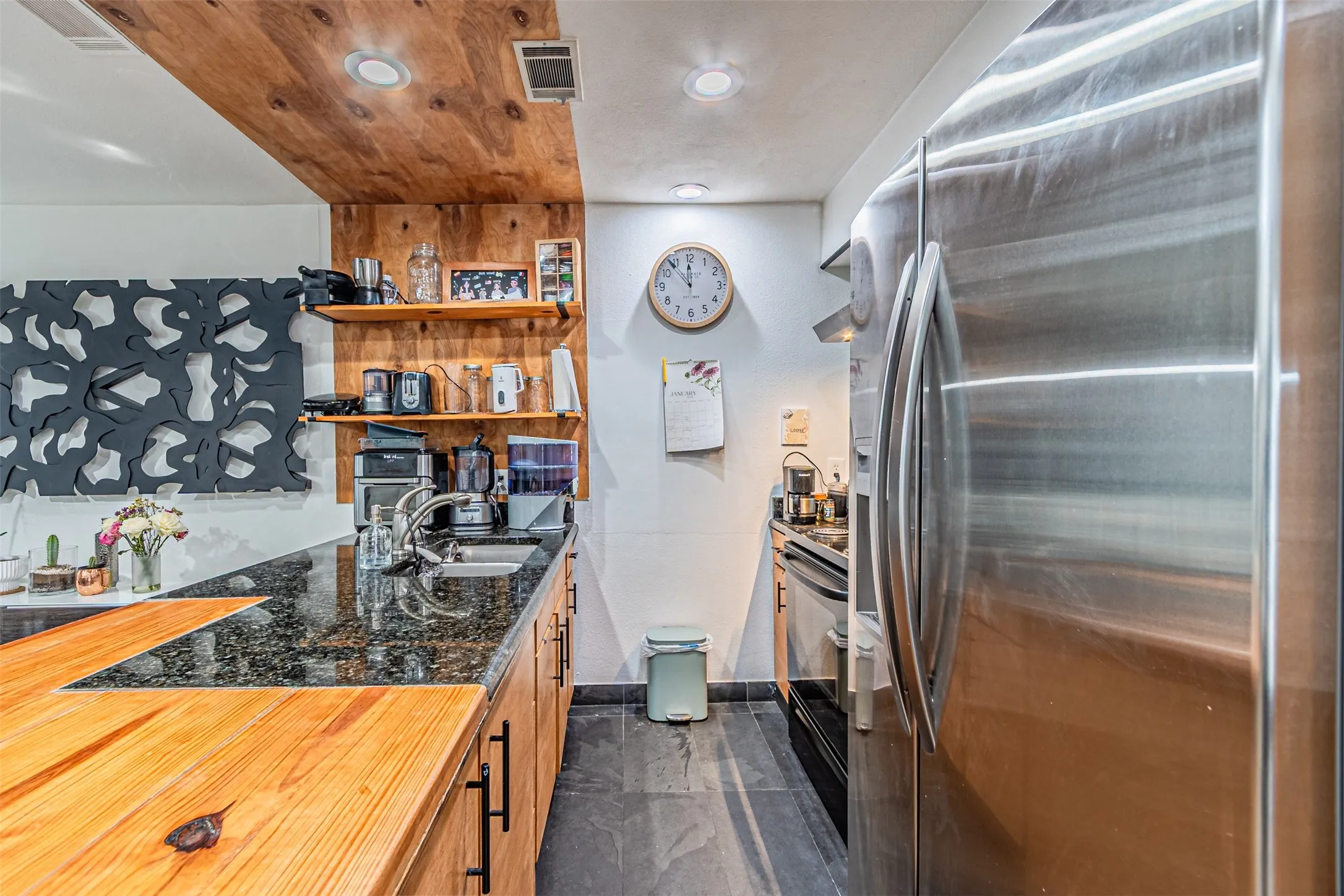 Condominium For Rent in Dallas County , 5100 Verde Valley Lane 107, Dallas, Texas 75254, 2 Bedroom, 2 Bathroom, Garage spaces, 1,013 Sqft, built in 1982, mls#21373420, Real Estate Agent in Dallas, Homes For Rent in Dallas county, Homes For Rent in Dallas, Realtor in Dallas Texas, Real Estate Brokerage Independent Realty Texas, Luminita Cordes Realtor