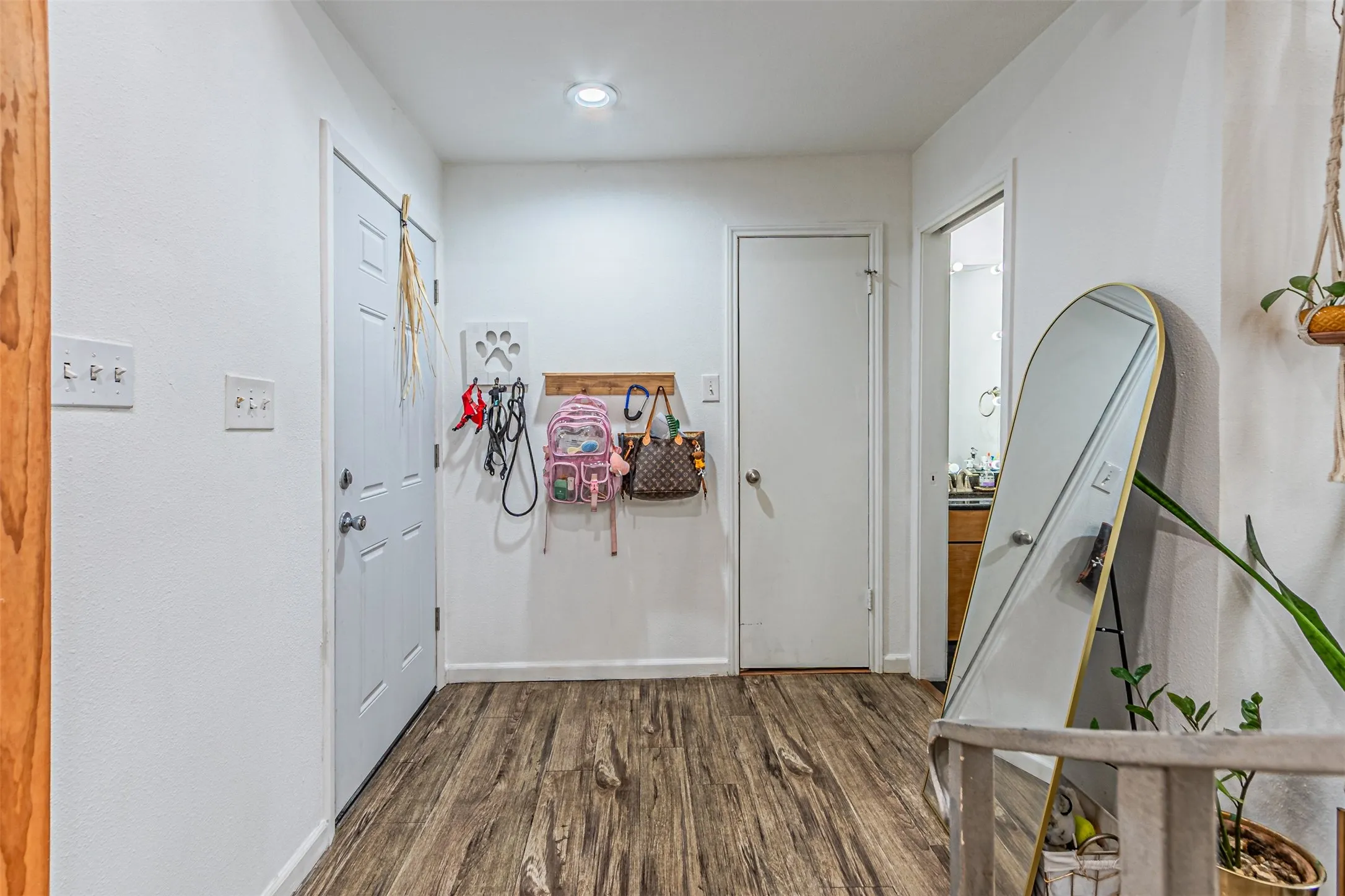 Condominium For Rent in Dallas County , 5100 Verde Valley Lane 107, Dallas, Texas 75254, 2 Bedroom, 2 Bathroom, Garage spaces, 1,013 Sqft, built in 1982, mls#21373420, Real Estate Agent in Dallas, Homes For Rent in Dallas county, Homes For Rent in Dallas, Realtor in Dallas Texas, Real Estate Brokerage Independent Realty Texas, Luminita Cordes Realtor