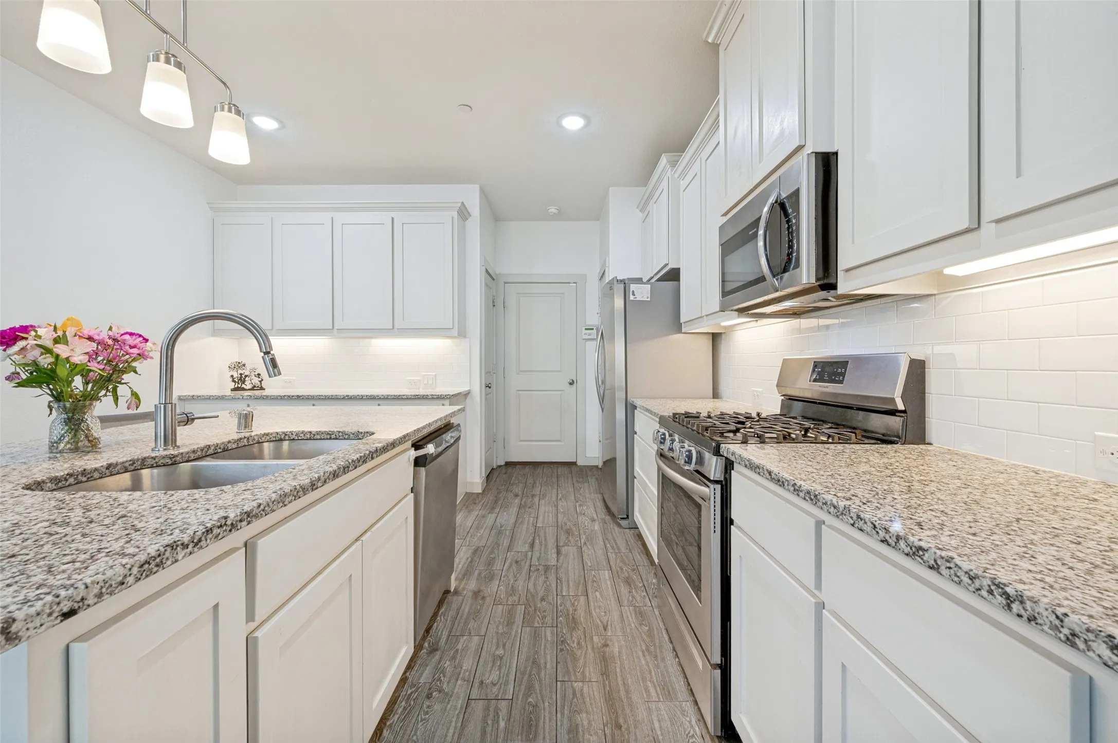 Plenty of counter space and storage in 42inch cabinets