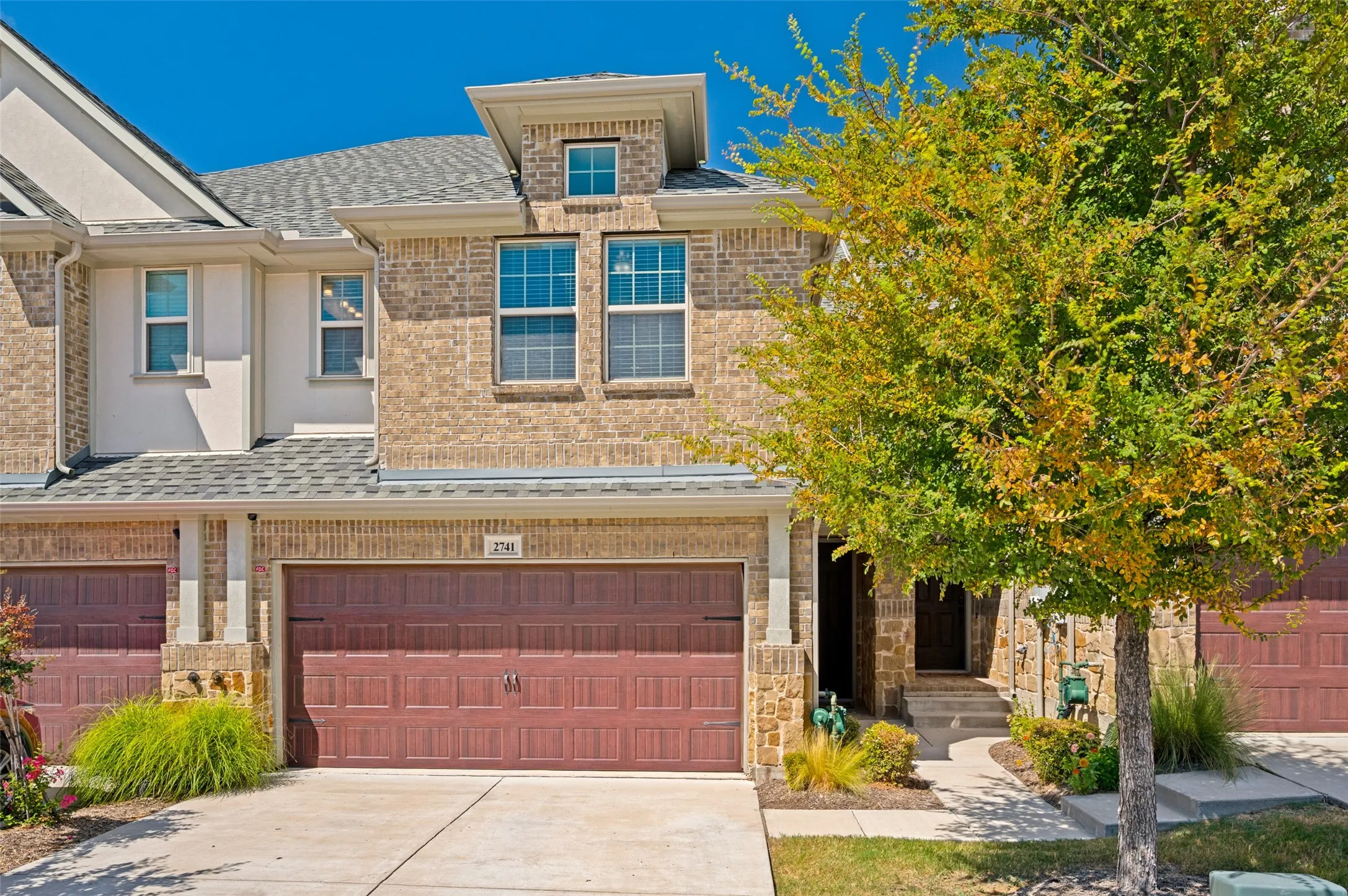 Townhouse For Sale in Denton County , 2741 Splendor Drive, Little Elm, Texas 75068, 3 Bedroom, 3 Bathroom, 2 Garage spaces, 1,682 Sqft, built in 2019, mls#21373435, Real Estate Agent in Little Elm, Homes For Sale in Denton county, Homes For Sale in Little Elm, Realtor in Little Elm Texas, Real Estate Brokerage Independent Realty Texas, Luminita Cordes Realtor