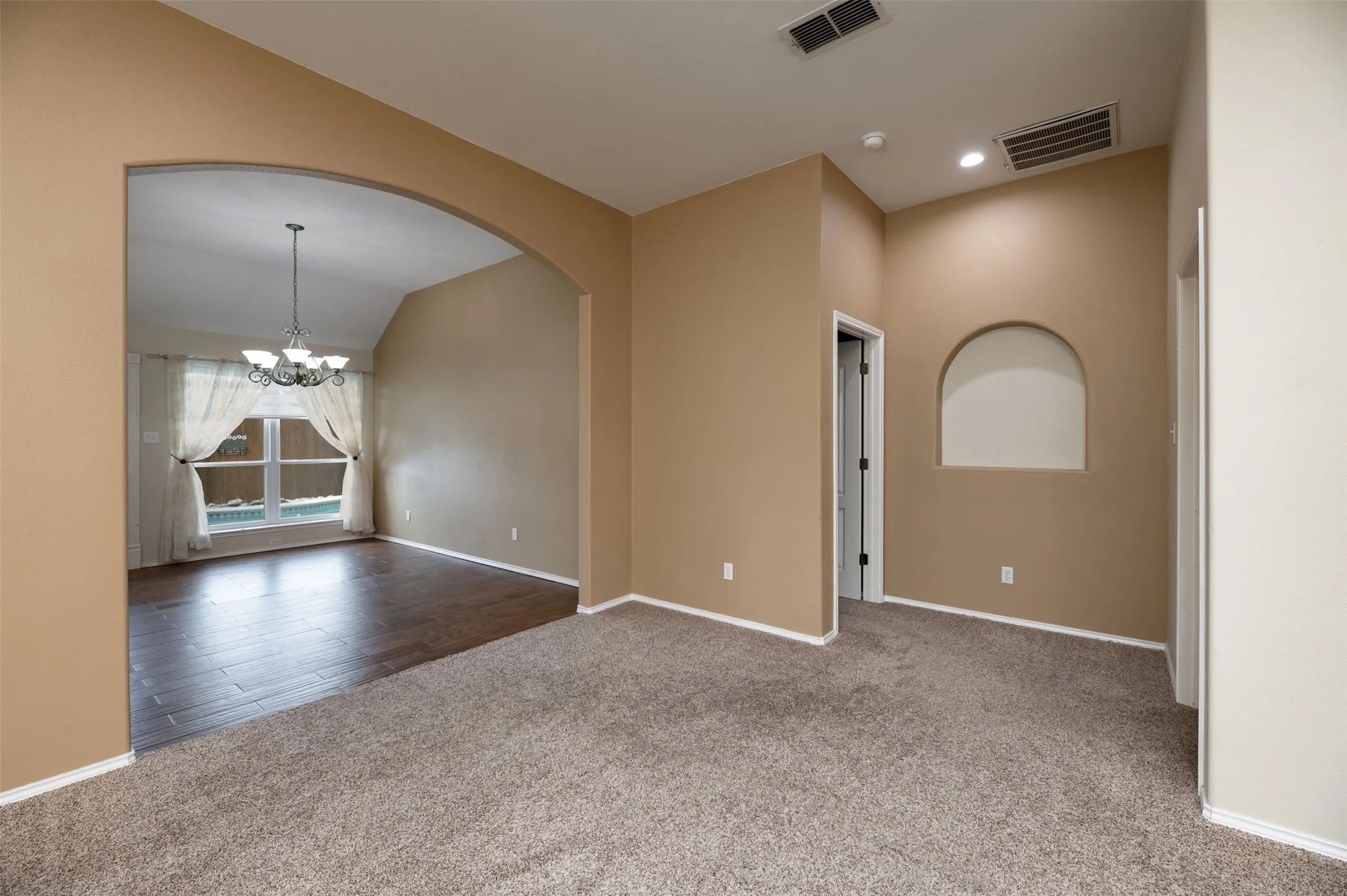 Single Family Residence For Sale in Tarrant County , 9094 Saranac Trail, Fort Worth, Texas 76118, 3 Bedroom, 2 Bathroom, 2 Garage spaces, 1,912 Sqft, built in 2001, mls#21348319, Real Estate Agent in Fort Worth, Homes For Sale in Tarrant county, Homes For Sale in Fort Worth, Realtor in Fort Worth Texas, Real Estate Brokerage Independent Realty Texas, Luminita Cordes Realtor