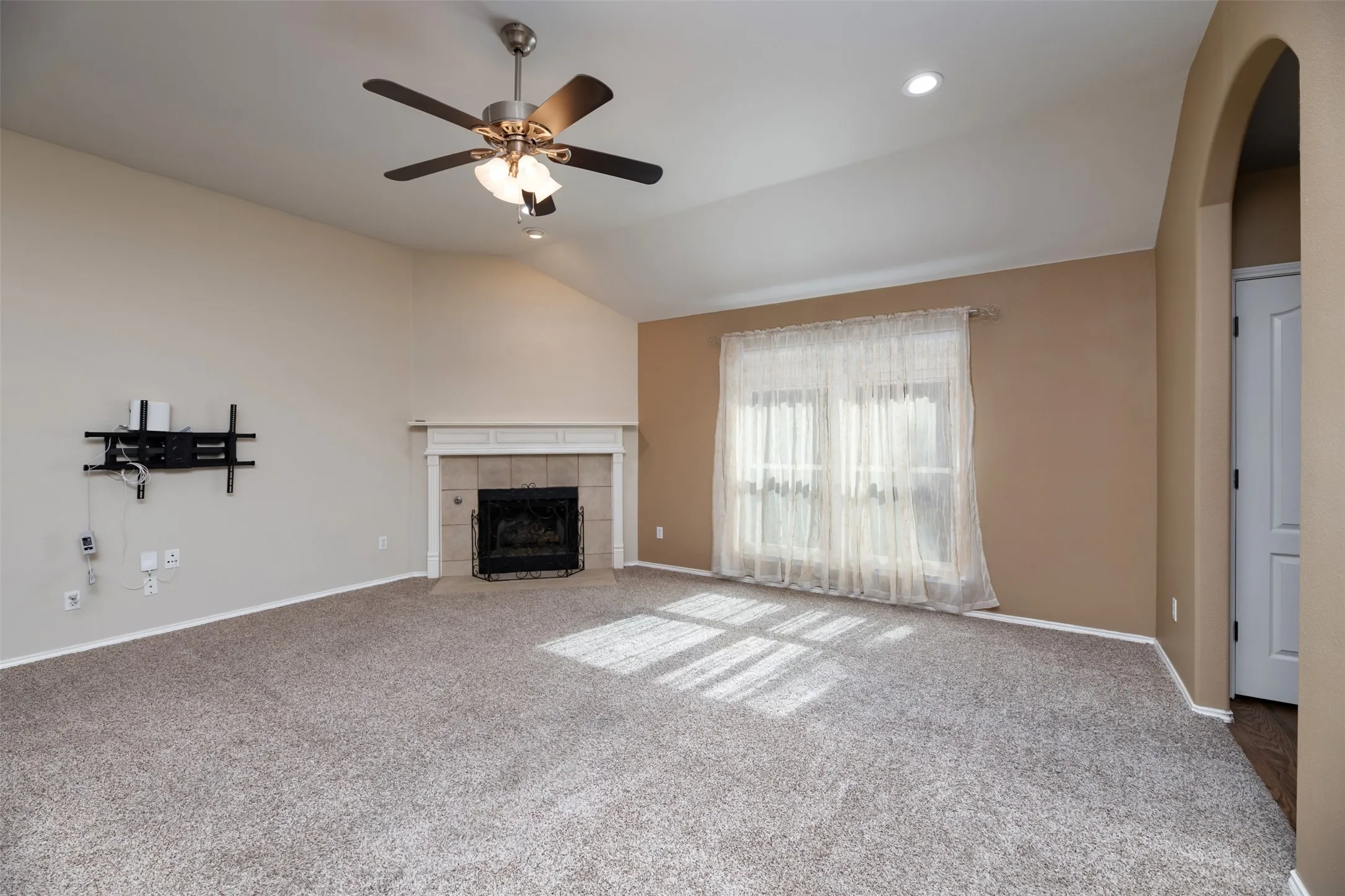 Single Family Residence For Sale in Tarrant County , 9094 Saranac Trail, Fort Worth, Texas 76118, 3 Bedroom, 2 Bathroom, 2 Garage spaces, 1,912 Sqft, built in 2001, mls#21348319, Real Estate Agent in Fort Worth, Homes For Sale in Tarrant county, Homes For Sale in Fort Worth, Realtor in Fort Worth Texas, Real Estate Brokerage Independent Realty Texas, Luminita Cordes Realtor