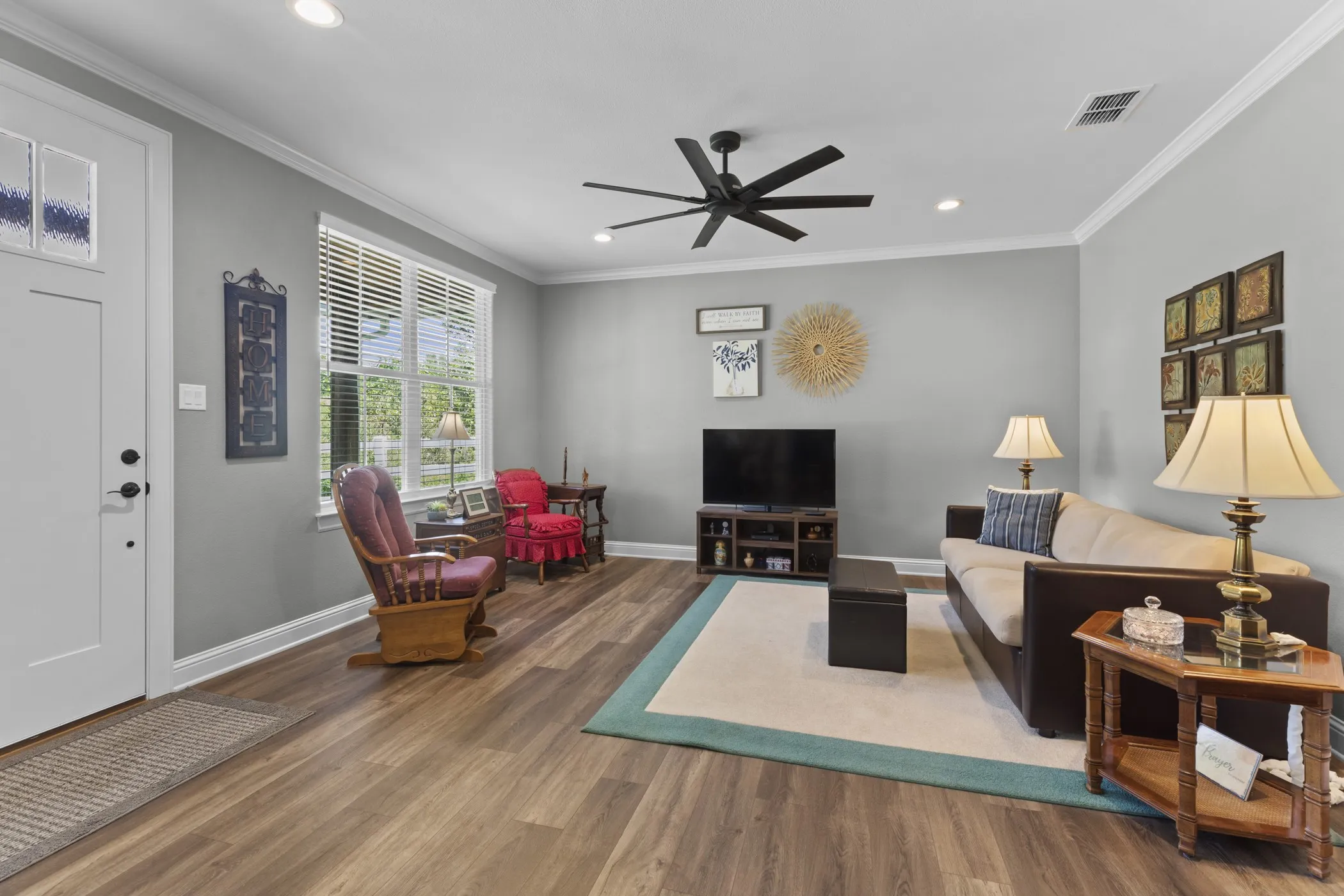 Wood-finish flooring, a ceiling fan with integrated lighting, recessed ceiling lights, a window with blinds, and white crown molding