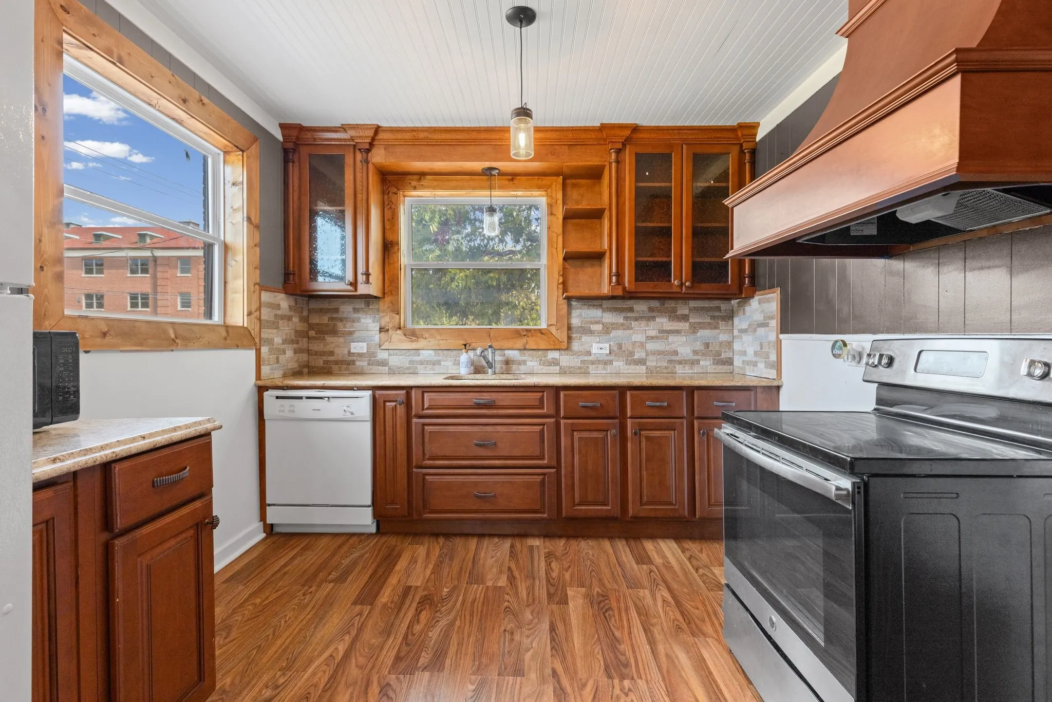 For Sale in Hunt County , 2006 MONROE, Commerce, Texas 75428, 3 Bedroom, 3 Bathroom, Garage spaces, 5,440 Sqft, built in 1960, mls#21373472, Real Estate Agent in Commerce, Homes For Sale in Hunt county, Homes For Sale in Commerce, Realtor in Commerce Texas, Real Estate Brokerage Independent Realty Texas, Luminita Cordes Realtor