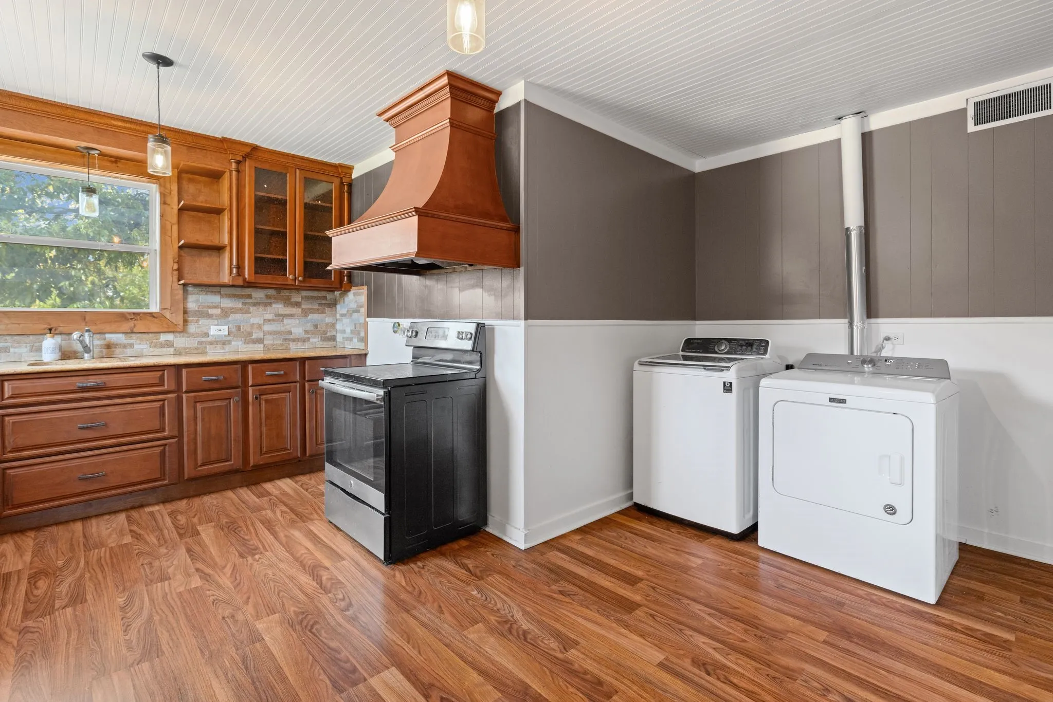 For Sale in Hunt County , 2006 MONROE, Commerce, Texas 75428, 3 Bedroom, 3 Bathroom, Garage spaces, 5,440 Sqft, built in 1960, mls#21373472, Real Estate Agent in Commerce, Homes For Sale in Hunt county, Homes For Sale in Commerce, Realtor in Commerce Texas, Real Estate Brokerage Independent Realty Texas, Luminita Cordes Realtor