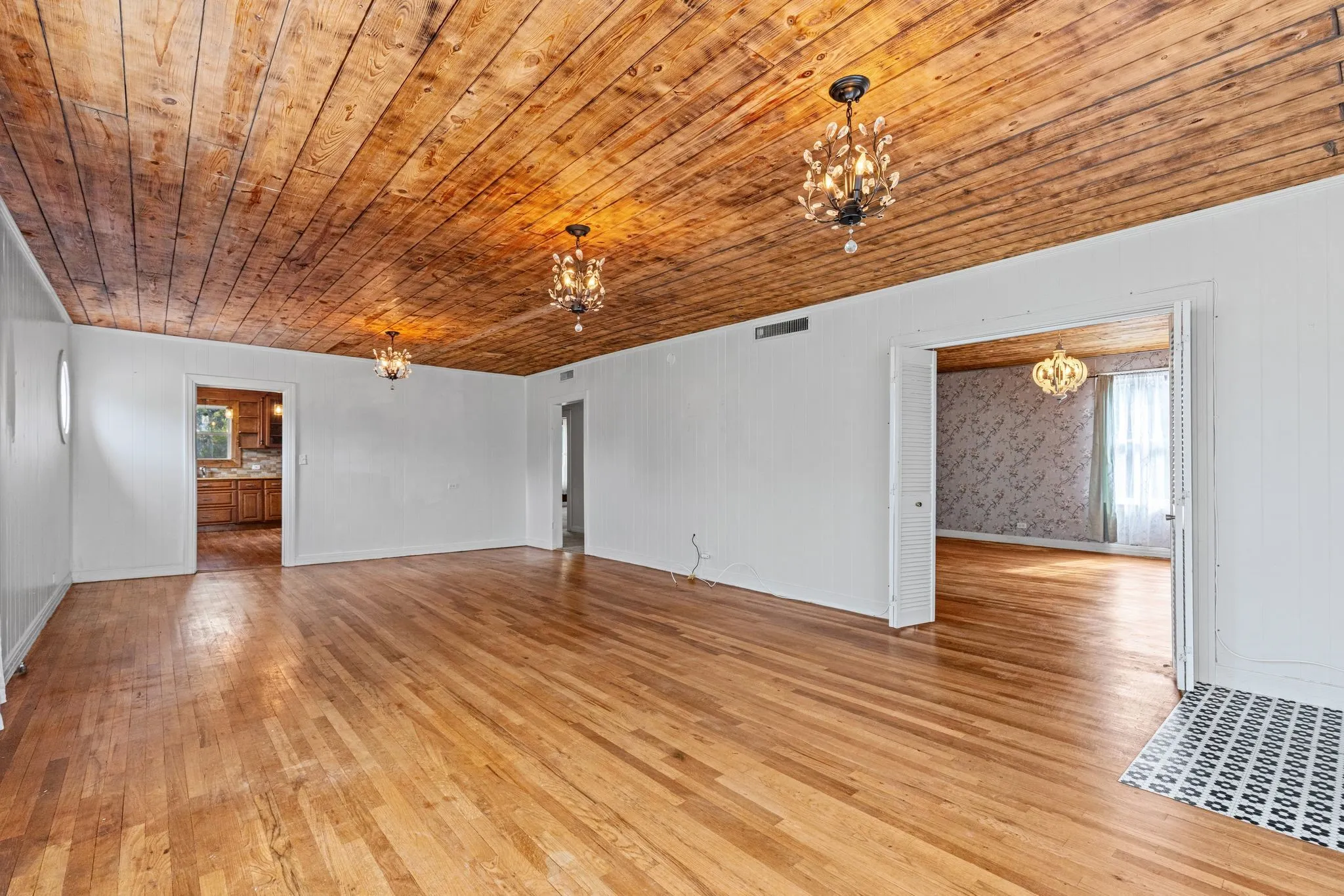 For Sale in Hunt County , 2006 MONROE, Commerce, Texas 75428, 3 Bedroom, 3 Bathroom, Garage spaces, 5,440 Sqft, built in 1960, mls#21373472, Real Estate Agent in Commerce, Homes For Sale in Hunt county, Homes For Sale in Commerce, Realtor in Commerce Texas, Real Estate Brokerage Independent Realty Texas, Luminita Cordes Realtor
