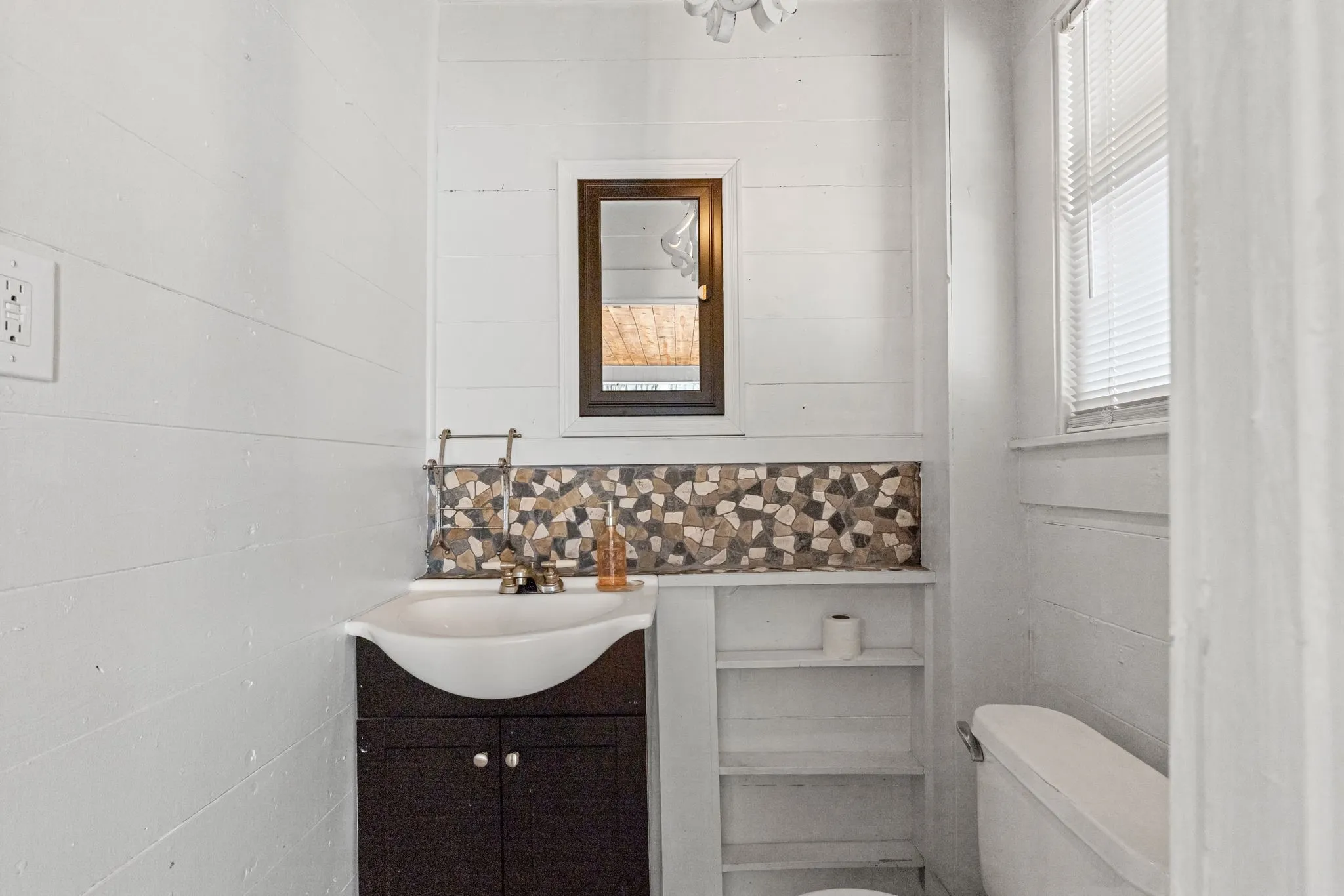 For Sale in Hunt County , 2006 MONROE, Commerce, Texas 75428, 3 Bedroom, 3 Bathroom, Garage spaces, 5,440 Sqft, built in 1960, mls#21373472, Real Estate Agent in Commerce, Homes For Sale in Hunt county, Homes For Sale in Commerce, Realtor in Commerce Texas, Real Estate Brokerage Independent Realty Texas, Luminita Cordes Realtor