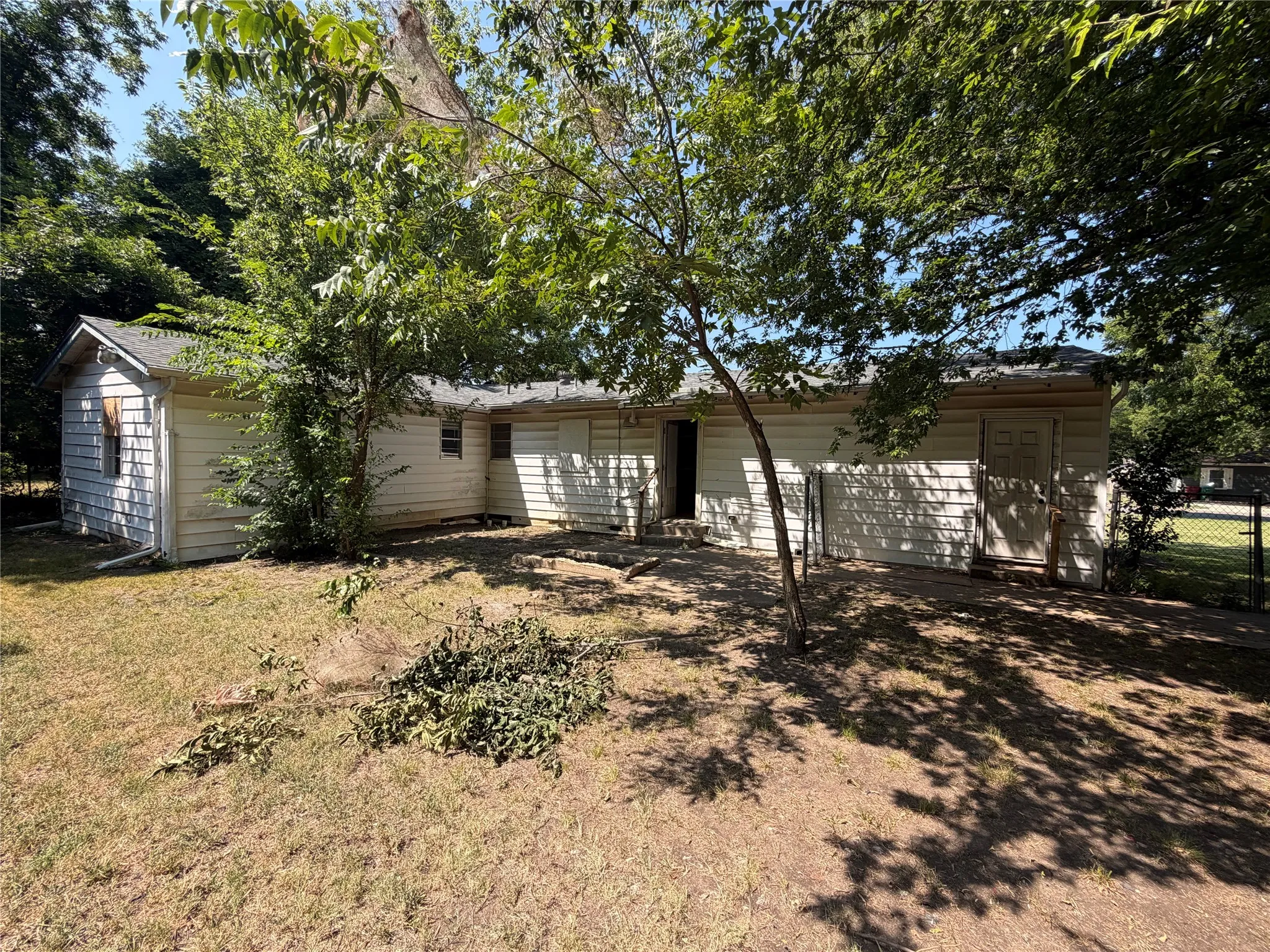 Single Family Residence For Sale in Grayson County , 1305 N Brents Avenue, Sherman, Texas 75090, 4 Bedroom, 2 Bathroom, 1 Garage spaces, 1,012 Sqft, built in 1948, mls#21373477, Real Estate Agent in Sherman, Homes For Sale in Grayson county, Homes For Sale in Sherman, Realtor in Sherman Texas, Real Estate Brokerage Independent Realty Texas, Luminita Cordes Realtor