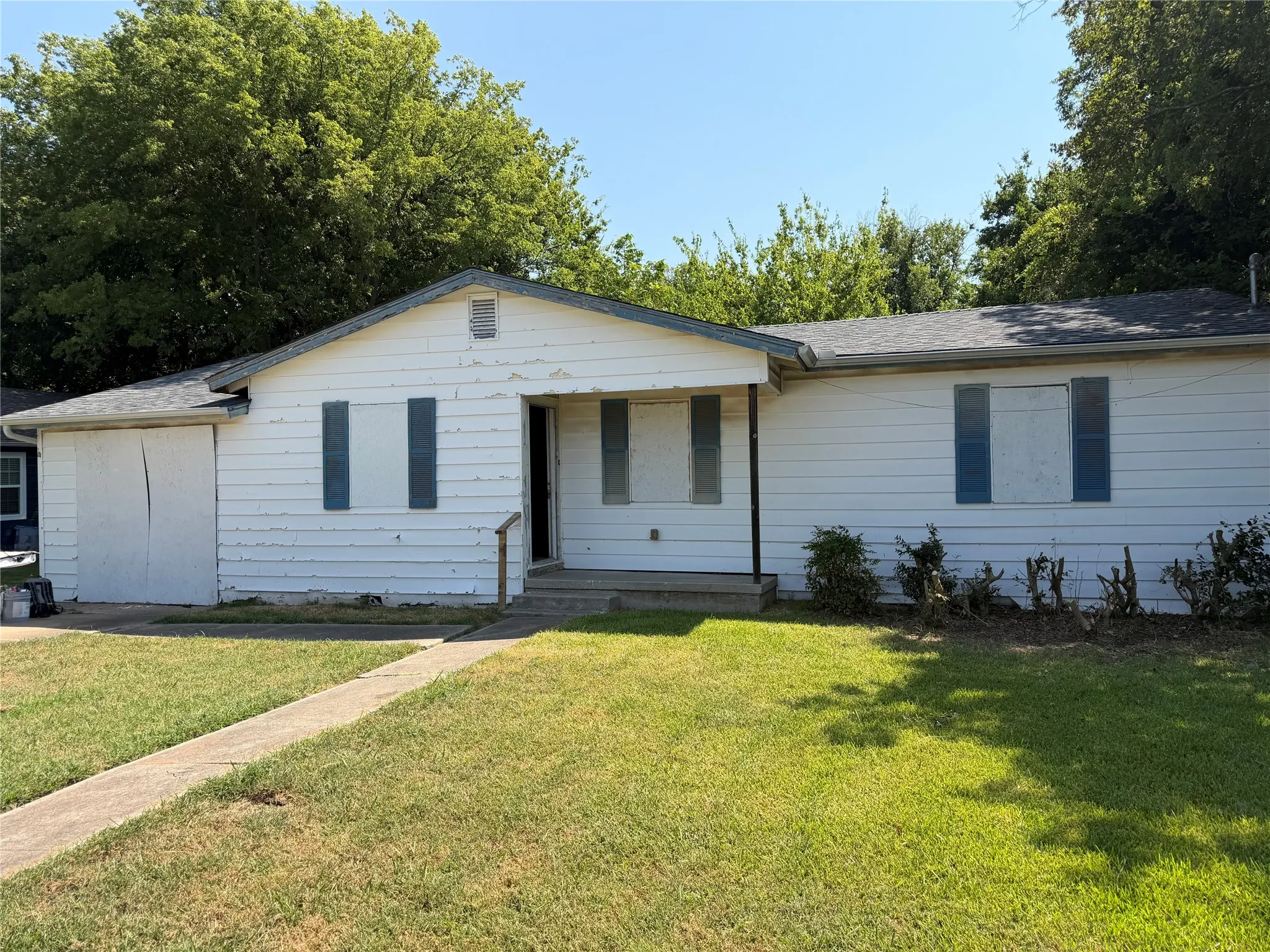 Single Family Residence For Sale in Grayson County , 1305 N Brents Avenue, Sherman, Texas 75090, 4 Bedroom, 2 Bathroom, 1 Garage spaces, 1,012 Sqft, built in 1948, mls#21373477, Real Estate Agent in Sherman, Homes For Sale in Grayson county, Homes For Sale in Sherman, Realtor in Sherman Texas, Real Estate Brokerage Independent Realty Texas, Luminita Cordes Realtor