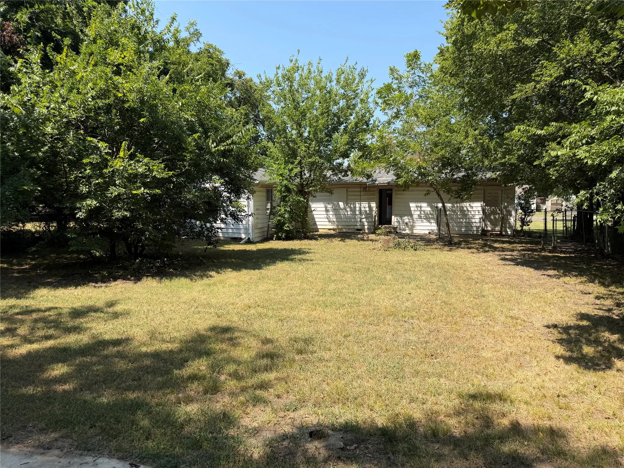 Single Family Residence For Sale in Grayson County , 1305 N Brents Avenue, Sherman, Texas 75090, 4 Bedroom, 2 Bathroom, 1 Garage spaces, 1,012 Sqft, built in 1948, mls#21373477, Real Estate Agent in Sherman, Homes For Sale in Grayson county, Homes For Sale in Sherman, Realtor in Sherman Texas, Real Estate Brokerage Independent Realty Texas, Luminita Cordes Realtor