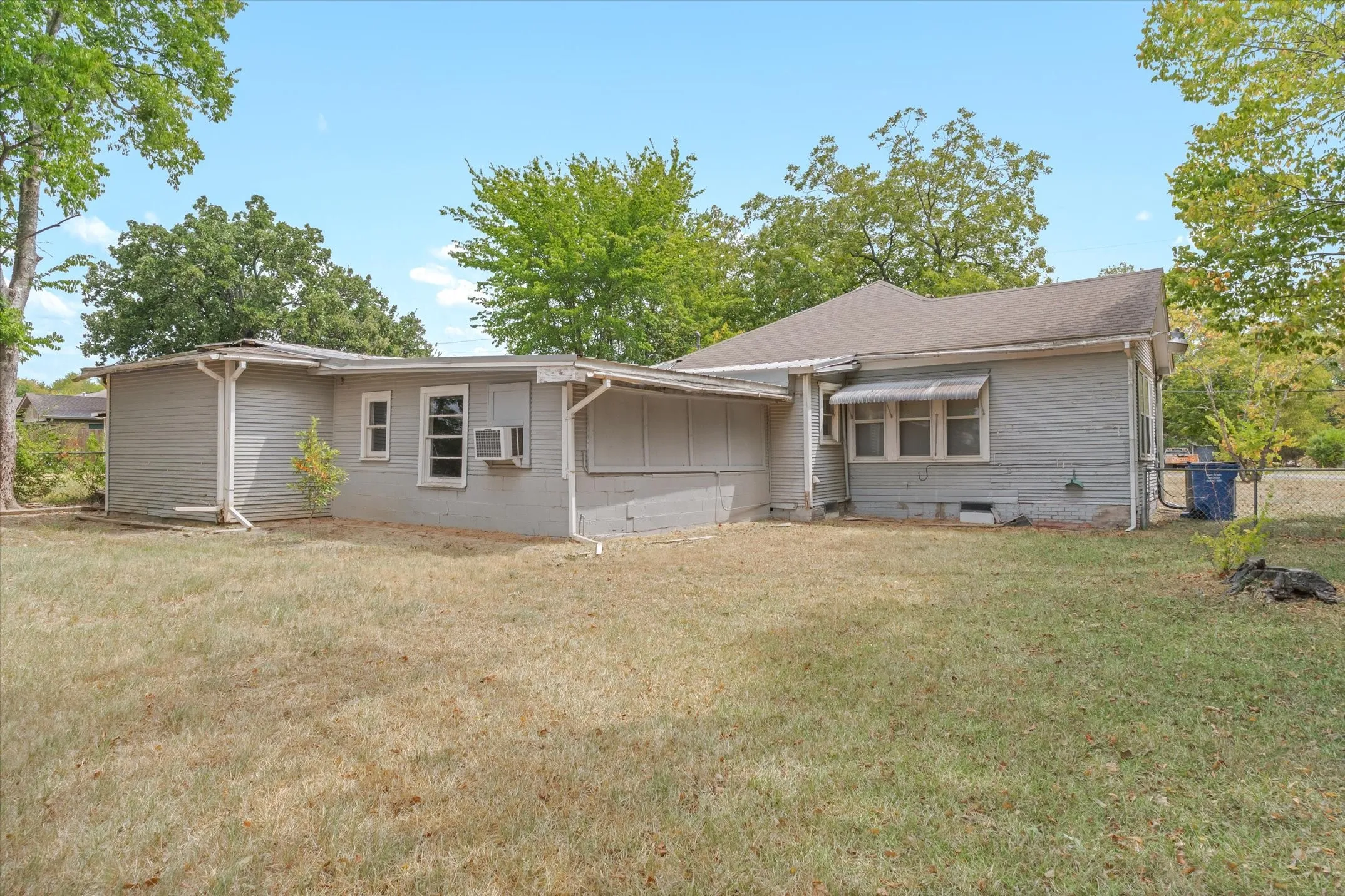 Single Family Residence For Sale in Van Zandt County , 909 N Naid Street, Grand Saline, Texas 75140, 3 Bedroom, 2 Bathroom, Garage spaces, 1,522 Sqft, built in 1957, mls#21373478, Real Estate Agent in Grand Saline, Homes For Sale in Van Zandt county, Homes For Sale in Grand Saline, Realtor in Grand Saline Texas, Real Estate Brokerage Independent Realty Texas, Luminita Cordes Realtor