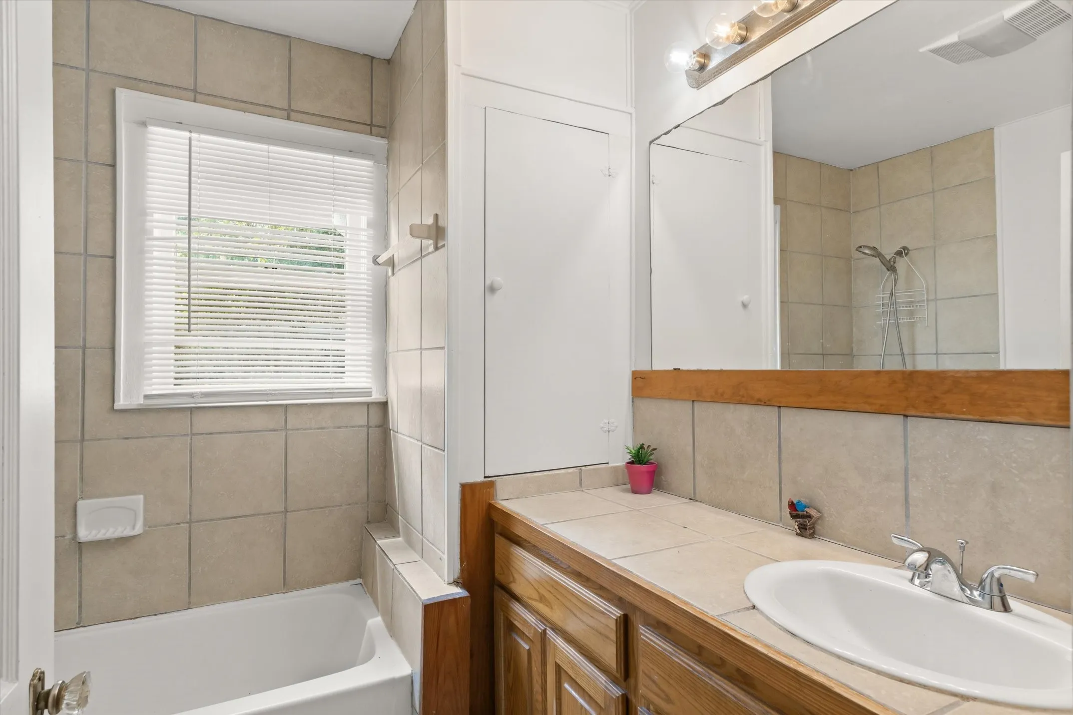 Single Family Residence For Sale in Van Zandt County , 909 N Naid Street, Grand Saline, Texas 75140, 3 Bedroom, 2 Bathroom, Garage spaces, 1,522 Sqft, built in 1957, mls#21373478, Real Estate Agent in Grand Saline, Homes For Sale in Van Zandt county, Homes For Sale in Grand Saline, Realtor in Grand Saline Texas, Real Estate Brokerage Independent Realty Texas, Luminita Cordes Realtor