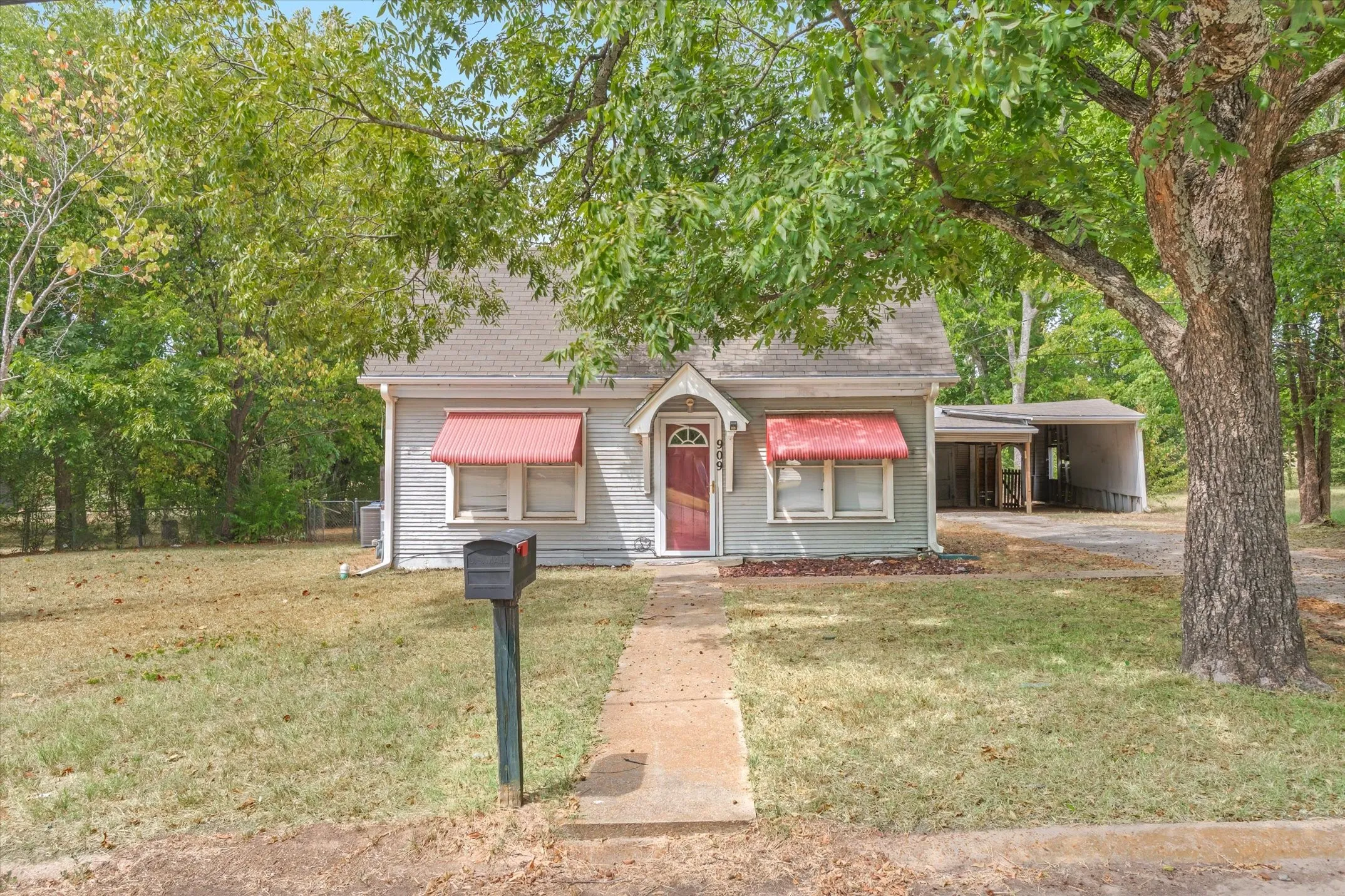 Single Family Residence For Sale in Van Zandt County , 909 N Naid Street, Grand Saline, Texas 75140, 3 Bedroom, 2 Bathroom, Garage spaces, 1,522 Sqft, built in 1957, mls#21373478, Real Estate Agent in Grand Saline, Homes For Sale in Van Zandt county, Homes For Sale in Grand Saline, Realtor in Grand Saline Texas, Real Estate Brokerage Independent Realty Texas, Luminita Cordes Realtor