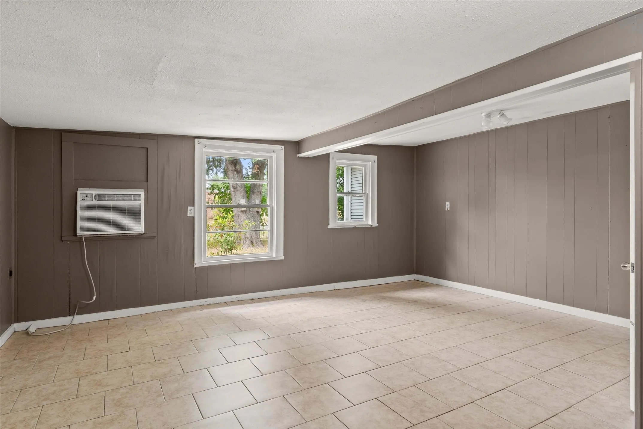 Single Family Residence For Sale in Van Zandt County , 909 N Naid Street, Grand Saline, Texas 75140, 3 Bedroom, 2 Bathroom, Garage spaces, 1,522 Sqft, built in 1957, mls#21373478, Real Estate Agent in Grand Saline, Homes For Sale in Van Zandt county, Homes For Sale in Grand Saline, Realtor in Grand Saline Texas, Real Estate Brokerage Independent Realty Texas, Luminita Cordes Realtor