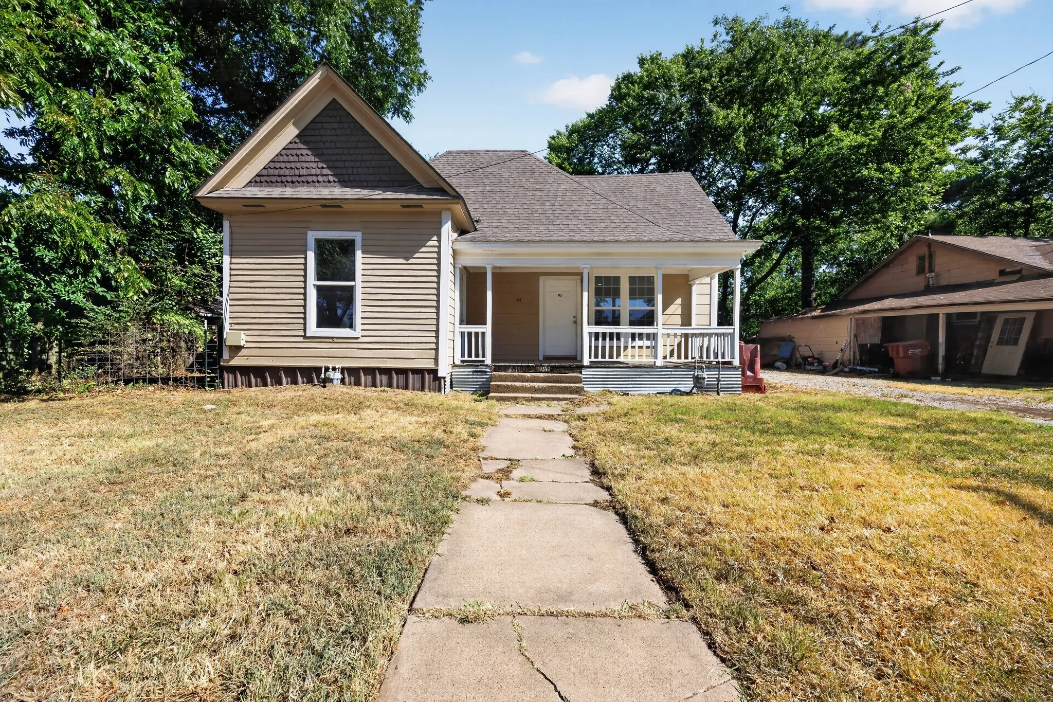 Duplex For Sale in Fannin County , 514 W 6th Street, Bonham, Texas 75418, 5 Bedroom, 4 Bathroom, Garage spaces, 0 Sqft, built in 1945, mls#21373484, Real Estate Agent in Bonham, Homes For Sale in Fannin county, Homes For Sale in Bonham, Realtor in Bonham Texas, Real Estate Brokerage Independent Realty Texas, Luminita Cordes Realtor