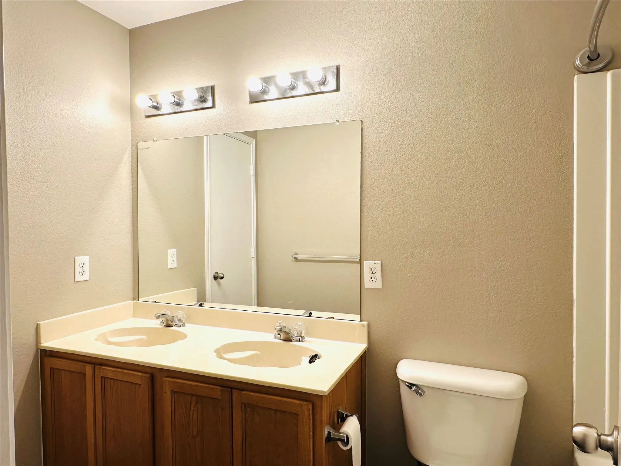 Single Family Residence For Rent in Tarrant County , 8021 Stowe Springs Lane, Arlington, Texas 76002, 3 Bedroom, 2 Bathroom, 2 Garage spaces, 1,679 Sqft, built in 2006, mls#21373490, Real Estate Agent in Arlington, Homes For Rent in Tarrant county, Homes For Rent in Arlington, Realtor in Arlington Texas, Real Estate Brokerage Independent Realty Texas, Luminita Cordes Realtor