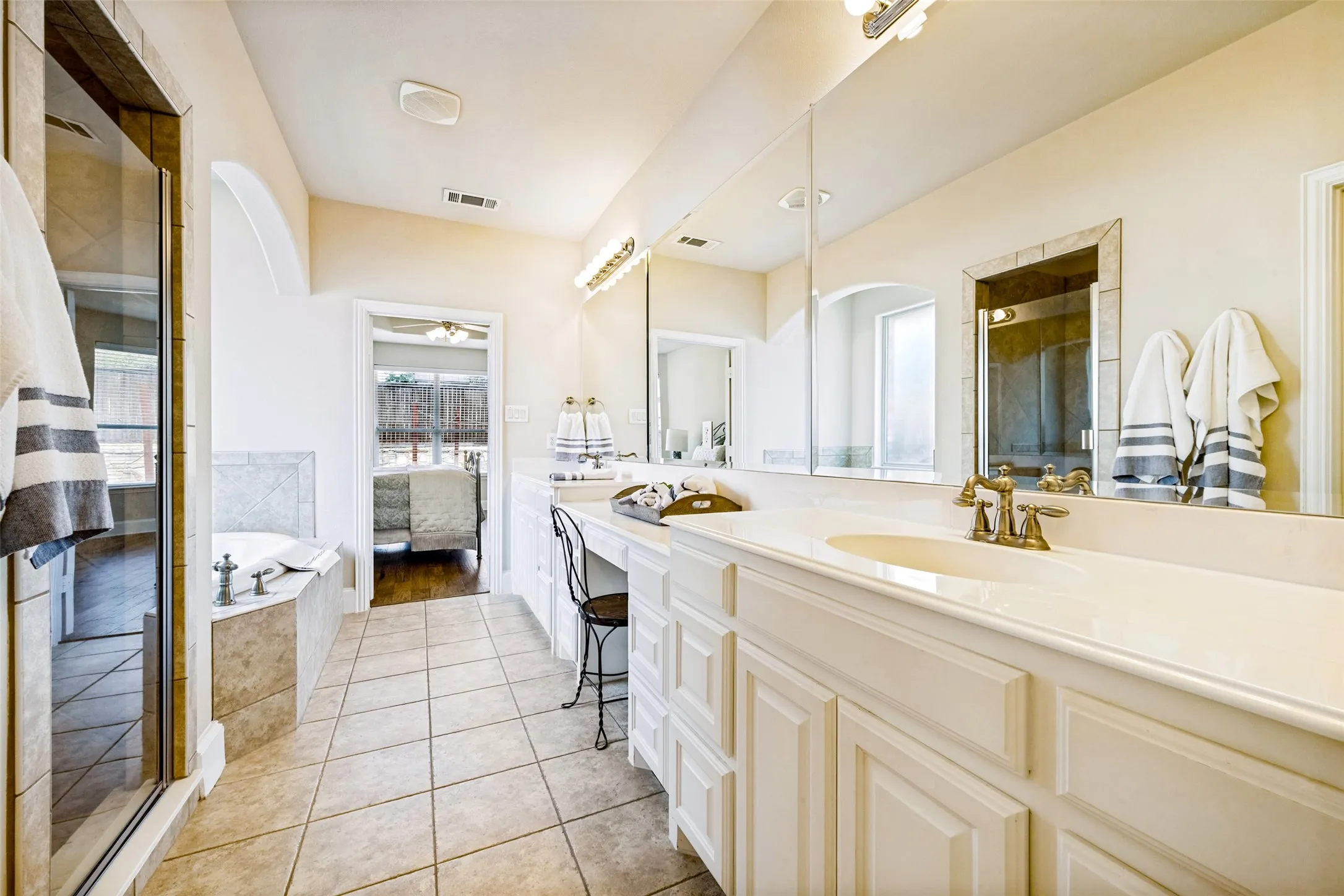Single Family Residence For Sale in Denton County , 205 THISTLE Ridge, Denton, Texas 76210, 4 Bedroom, 4 Bathroom, 2 Garage spaces, 3,621 Sqft, built in 2005, mls#21372404, Real Estate Agent in Denton, Homes For Sale in Denton county, Homes For Sale in Denton, Realtor in Denton Texas, Real Estate Brokerage Independent Realty Texas, Luminita Cordes Realtor
