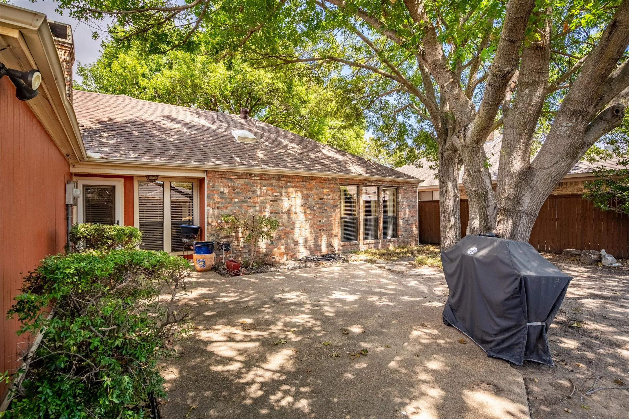 Single Family Residence For Sale in Collin County , 720 Green Brook Drive, Allen, Texas 75002, 3 Bedroom, 2 Bathroom, 2 Garage spaces, 1,770 Sqft, built in 1982, mls#21364467, Real Estate Agent in Allen, Homes For Sale in Collin county, Homes For Sale in Allen, Realtor in Allen Texas, Real Estate Brokerage Independent Realty Texas, Luminita Cordes Realtor