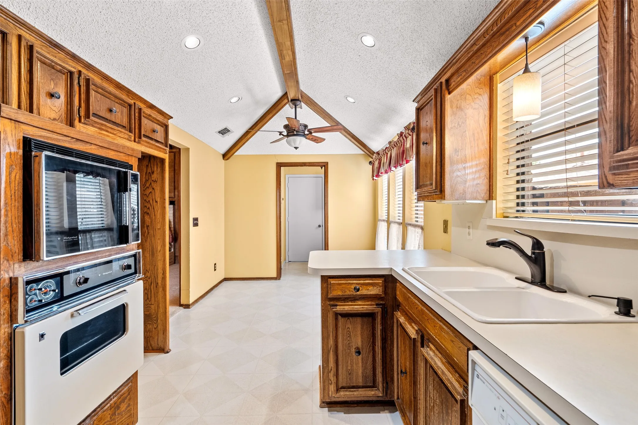 Single Family Residence For Sale in Collin County , 720 Green Brook Drive, Allen, Texas 75002, 3 Bedroom, 2 Bathroom, 2 Garage spaces, 1,770 Sqft, built in 1982, mls#21364467, Real Estate Agent in Allen, Homes For Sale in Collin county, Homes For Sale in Allen, Realtor in Allen Texas, Real Estate Brokerage Independent Realty Texas, Luminita Cordes Realtor