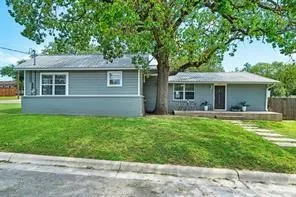 Single Family Residence For Rent in Parker County , 411 Harcourt Street, Weatherford, Texas 76086, 3 Bedroom, 3 Bathroom, 2 Garage spaces, 1,853 Sqft, built in 1949, mls#21373496, Real Estate Agent in Weatherford, Homes For Rent in Parker county, Homes For Rent in Weatherford, Realtor in Weatherford Texas, Real Estate Brokerage Independent Realty Texas, Luminita Cordes Realtor