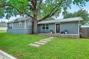 Single Family Residence For Rent in Parker County , 411 Harcourt Street, Weatherford, Texas 76086, 3 Bedroom, 3 Bathroom, 2 Garage spaces, 1,853 Sqft, built in 1949, mls#21373496, Real Estate Agent in Weatherford, Homes For Rent in Parker county, Homes For Rent in Weatherford, Realtor in Weatherford Texas, Real Estate Brokerage Independent Realty Texas, Luminita Cordes Realtor