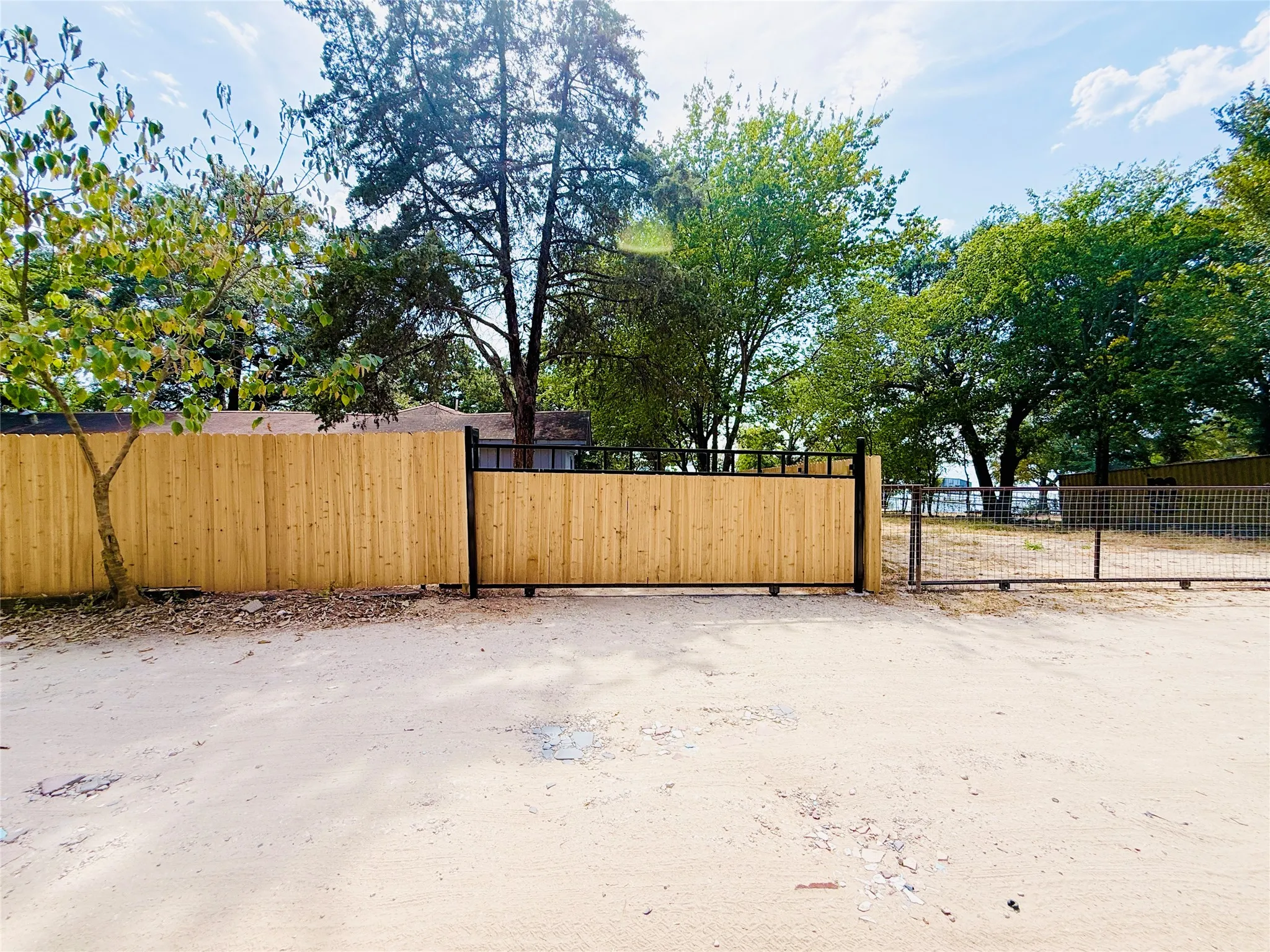Mobile Home For Sale in Hunt County , 10042 Private Road 3815, Quinlan, Texas 75474, 2 Bedroom, 2 Bathroom, Garage spaces, 1,260 Sqft, built in 1990, mls#21373409, Real Estate Agent in Quinlan, Homes For Sale in Hunt county, Homes For Sale in Quinlan, Realtor in Quinlan Texas, Real Estate Brokerage Independent Realty Texas, Luminita Cordes Realtor