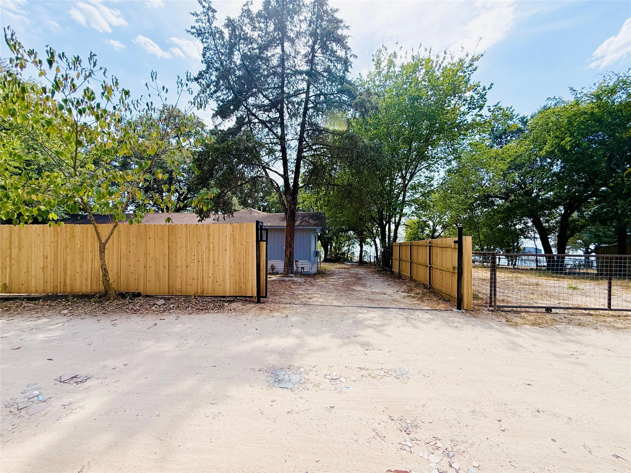 Mobile Home For Sale in Hunt County , 10042 Private Road 3815, Quinlan, Texas 75474, 2 Bedroom, 2 Bathroom, Garage spaces, 1,260 Sqft, built in 1990, mls#21373409, Real Estate Agent in Quinlan, Homes For Sale in Hunt county, Homes For Sale in Quinlan, Realtor in Quinlan Texas, Real Estate Brokerage Independent Realty Texas, Luminita Cordes Realtor