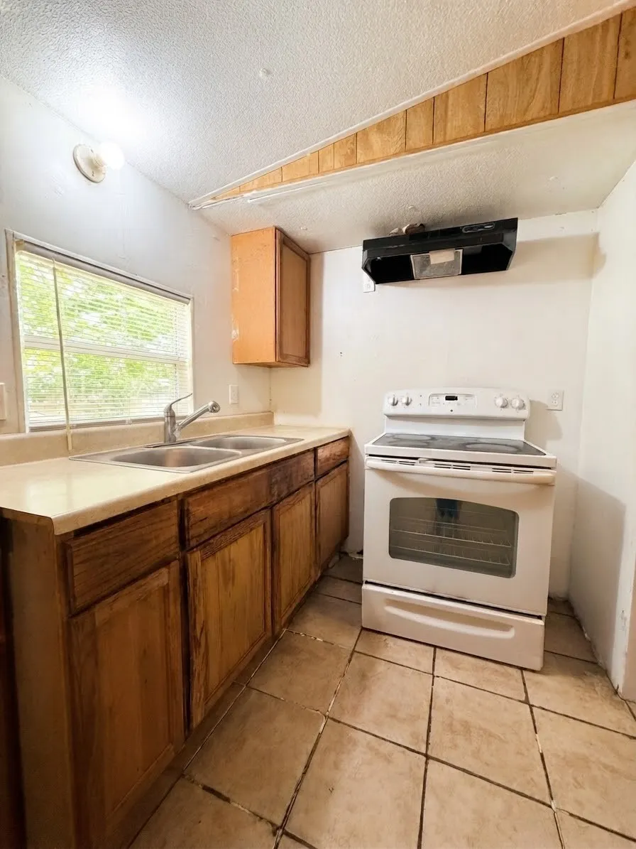 Mobile Home For Sale in Hunt County , 10042 Private Road 3815, Quinlan, Texas 75474, 2 Bedroom, 2 Bathroom, Garage spaces, 1,260 Sqft, built in 1990, mls#21373409, Real Estate Agent in Quinlan, Homes For Sale in Hunt county, Homes For Sale in Quinlan, Realtor in Quinlan Texas, Real Estate Brokerage Independent Realty Texas, Luminita Cordes Realtor