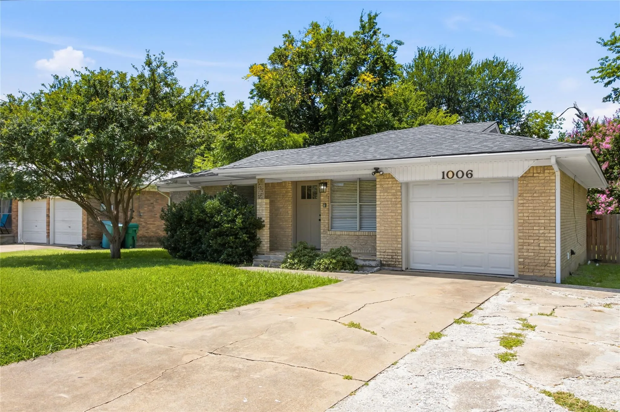 Single Family Residence For Sale in Grayson County , 1006 N Grant Drive, Sherman, Texas 75092, 3 Bedroom, 2 Bathroom, 1 Garage spaces, 1,210 Sqft, built in 1960, mls#21373495, Real Estate Agent in Sherman, Homes For Sale in Grayson county, Homes For Sale in Sherman, Realtor in Sherman Texas, Real Estate Brokerage Independent Realty Texas, Luminita Cordes Realtor