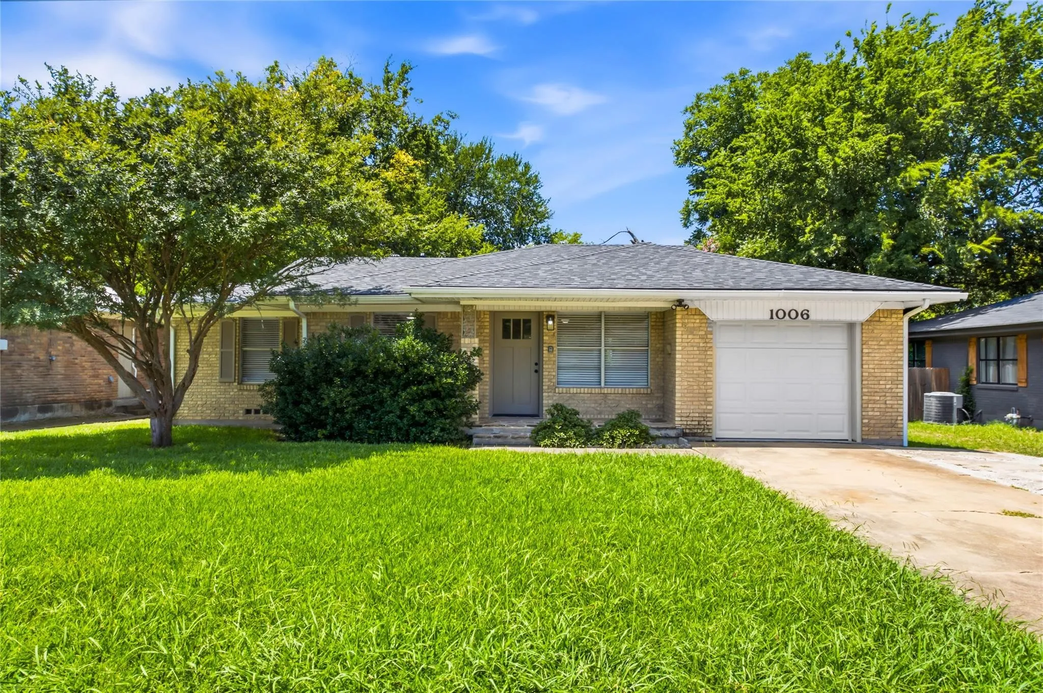 Single Family Residence For Sale in Grayson County , 1006 N Grant Drive, Sherman, Texas 75092, 3 Bedroom, 2 Bathroom, 1 Garage spaces, 1,210 Sqft, built in 1960, mls#21373495, Real Estate Agent in Sherman, Homes For Sale in Grayson county, Homes For Sale in Sherman, Realtor in Sherman Texas, Real Estate Brokerage Independent Realty Texas, Luminita Cordes Realtor