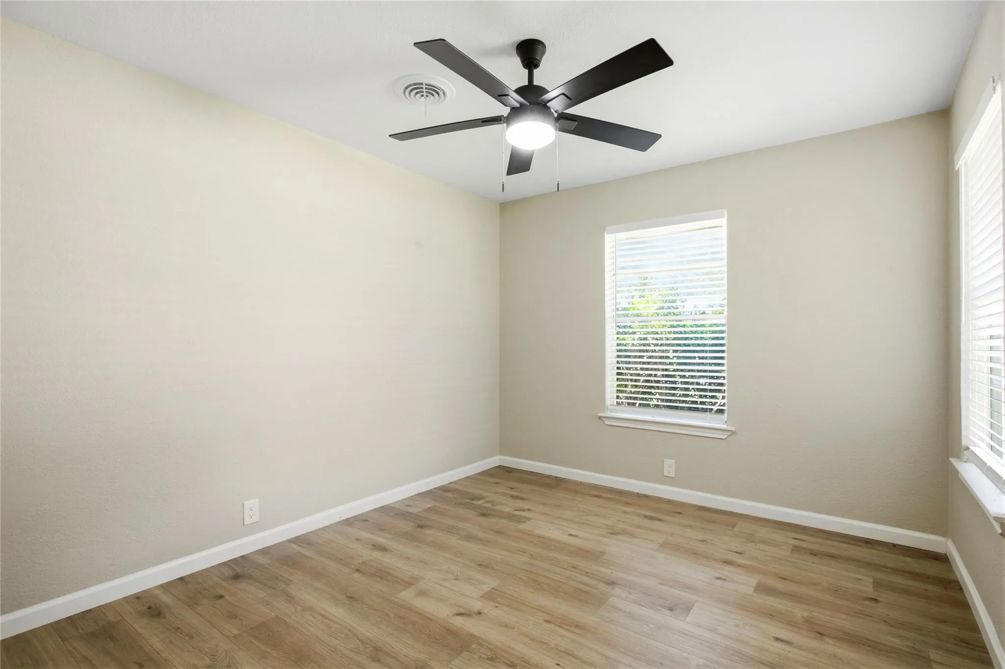 Single Family Residence For Sale in Grayson County , 1006 N Grant Drive, Sherman, Texas 75092, 3 Bedroom, 2 Bathroom, 1 Garage spaces, 1,210 Sqft, built in 1960, mls#21373495, Real Estate Agent in Sherman, Homes For Sale in Grayson county, Homes For Sale in Sherman, Realtor in Sherman Texas, Real Estate Brokerage Independent Realty Texas, Luminita Cordes Realtor