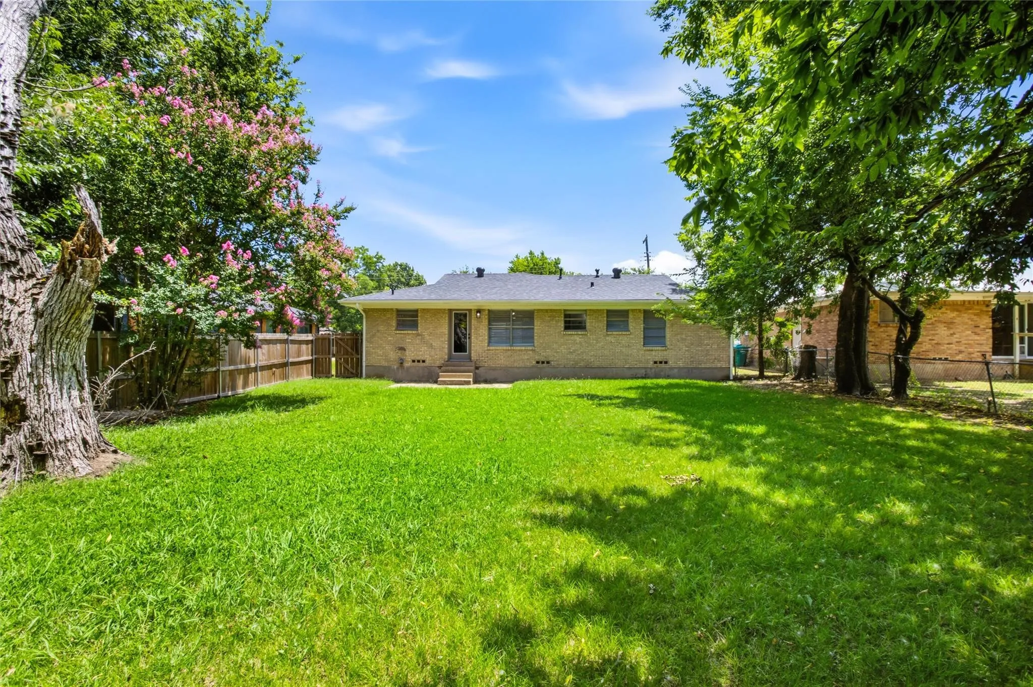 Single Family Residence For Sale in Grayson County , 1006 N Grant Drive, Sherman, Texas 75092, 3 Bedroom, 2 Bathroom, 1 Garage spaces, 1,210 Sqft, built in 1960, mls#21373495, Real Estate Agent in Sherman, Homes For Sale in Grayson county, Homes For Sale in Sherman, Realtor in Sherman Texas, Real Estate Brokerage Independent Realty Texas, Luminita Cordes Realtor