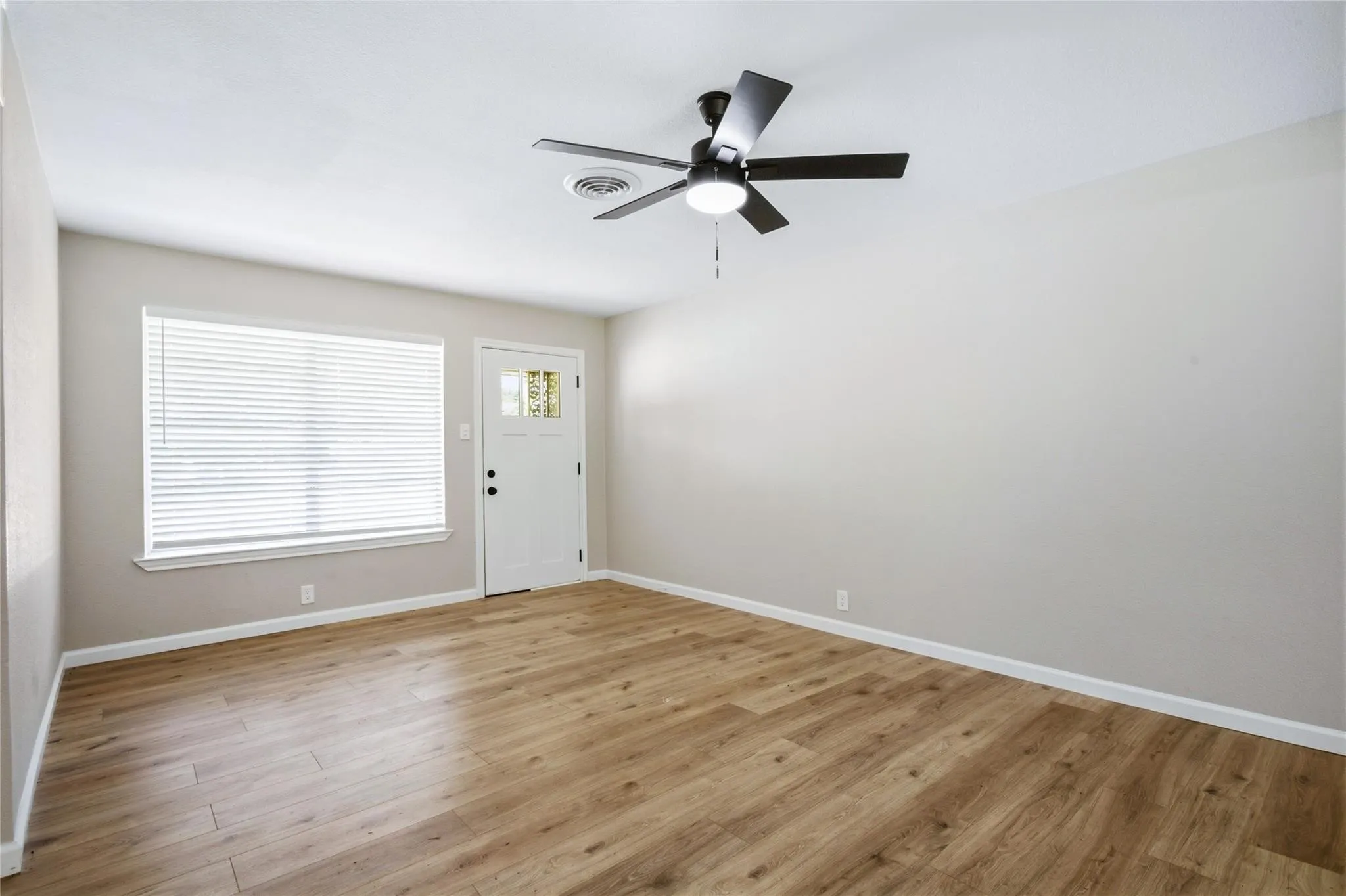 Single Family Residence For Sale in Grayson County , 1006 N Grant Drive, Sherman, Texas 75092, 3 Bedroom, 2 Bathroom, 1 Garage spaces, 1,210 Sqft, built in 1960, mls#21373495, Real Estate Agent in Sherman, Homes For Sale in Grayson county, Homes For Sale in Sherman, Realtor in Sherman Texas, Real Estate Brokerage Independent Realty Texas, Luminita Cordes Realtor