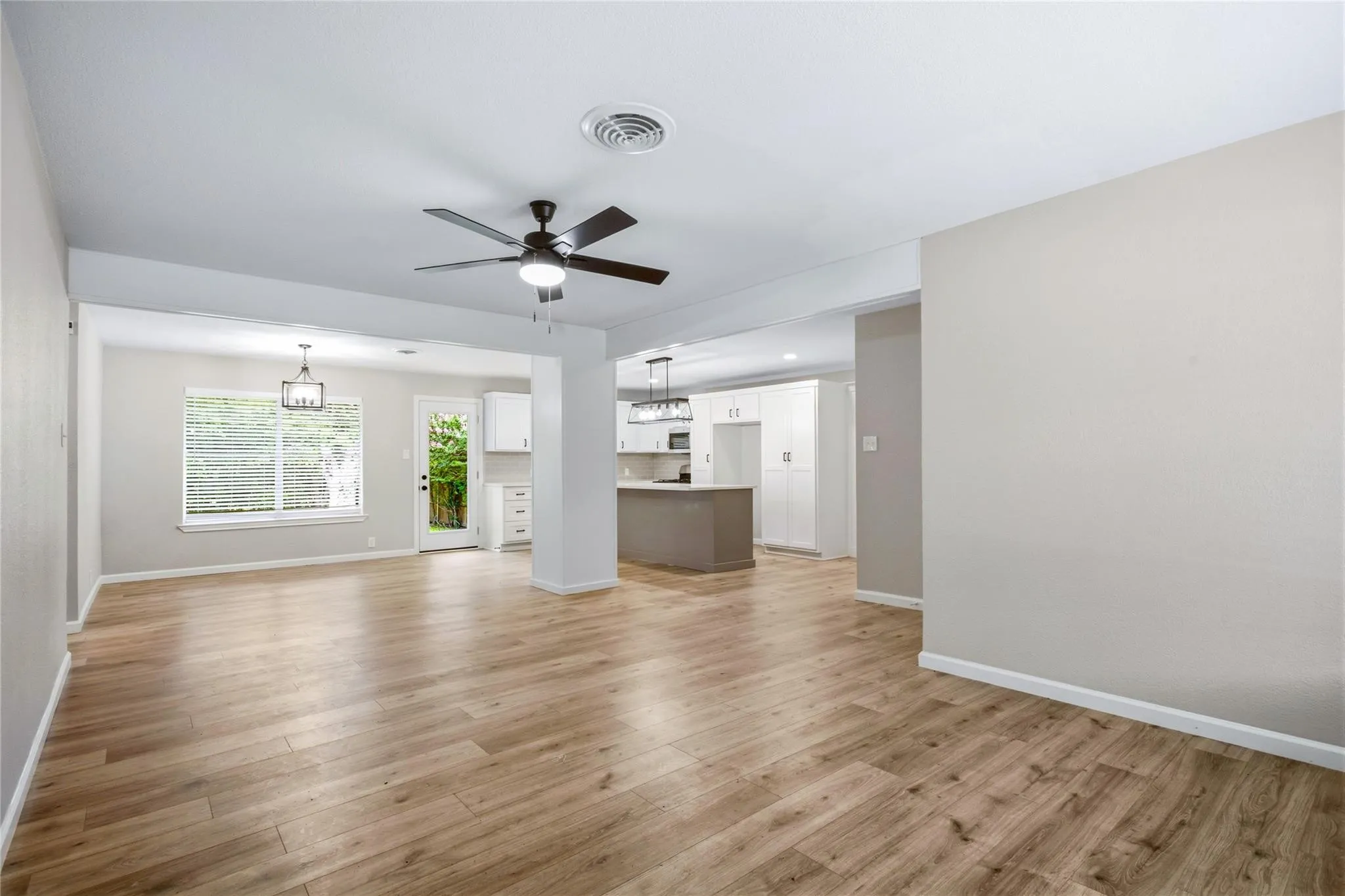 Single Family Residence For Sale in Grayson County , 1006 N Grant Drive, Sherman, Texas 75092, 3 Bedroom, 2 Bathroom, 1 Garage spaces, 1,210 Sqft, built in 1960, mls#21373495, Real Estate Agent in Sherman, Homes For Sale in Grayson county, Homes For Sale in Sherman, Realtor in Sherman Texas, Real Estate Brokerage Independent Realty Texas, Luminita Cordes Realtor