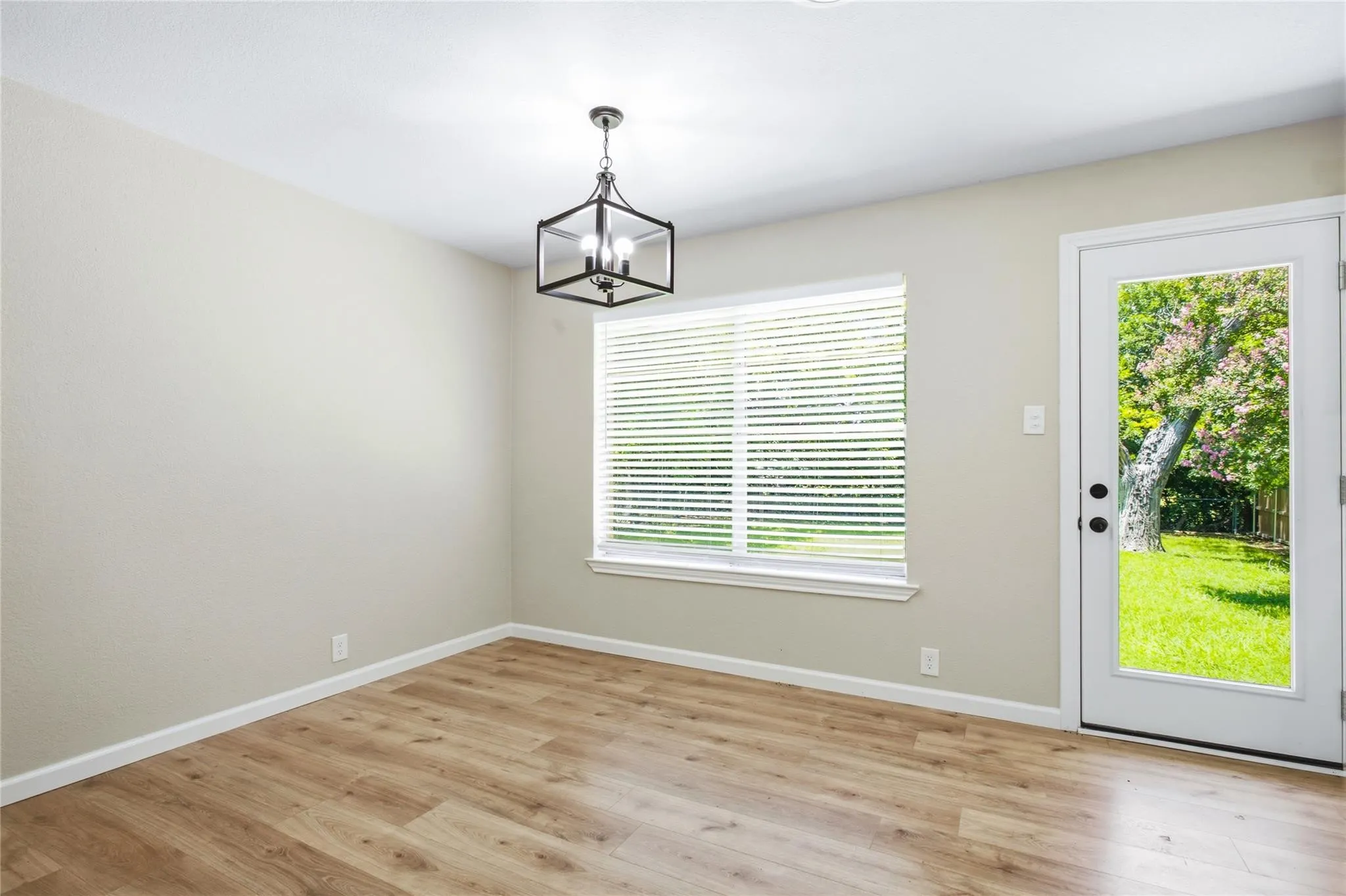 Single Family Residence For Sale in Grayson County , 1006 N Grant Drive, Sherman, Texas 75092, 3 Bedroom, 2 Bathroom, 1 Garage spaces, 1,210 Sqft, built in 1960, mls#21373495, Real Estate Agent in Sherman, Homes For Sale in Grayson county, Homes For Sale in Sherman, Realtor in Sherman Texas, Real Estate Brokerage Independent Realty Texas, Luminita Cordes Realtor
