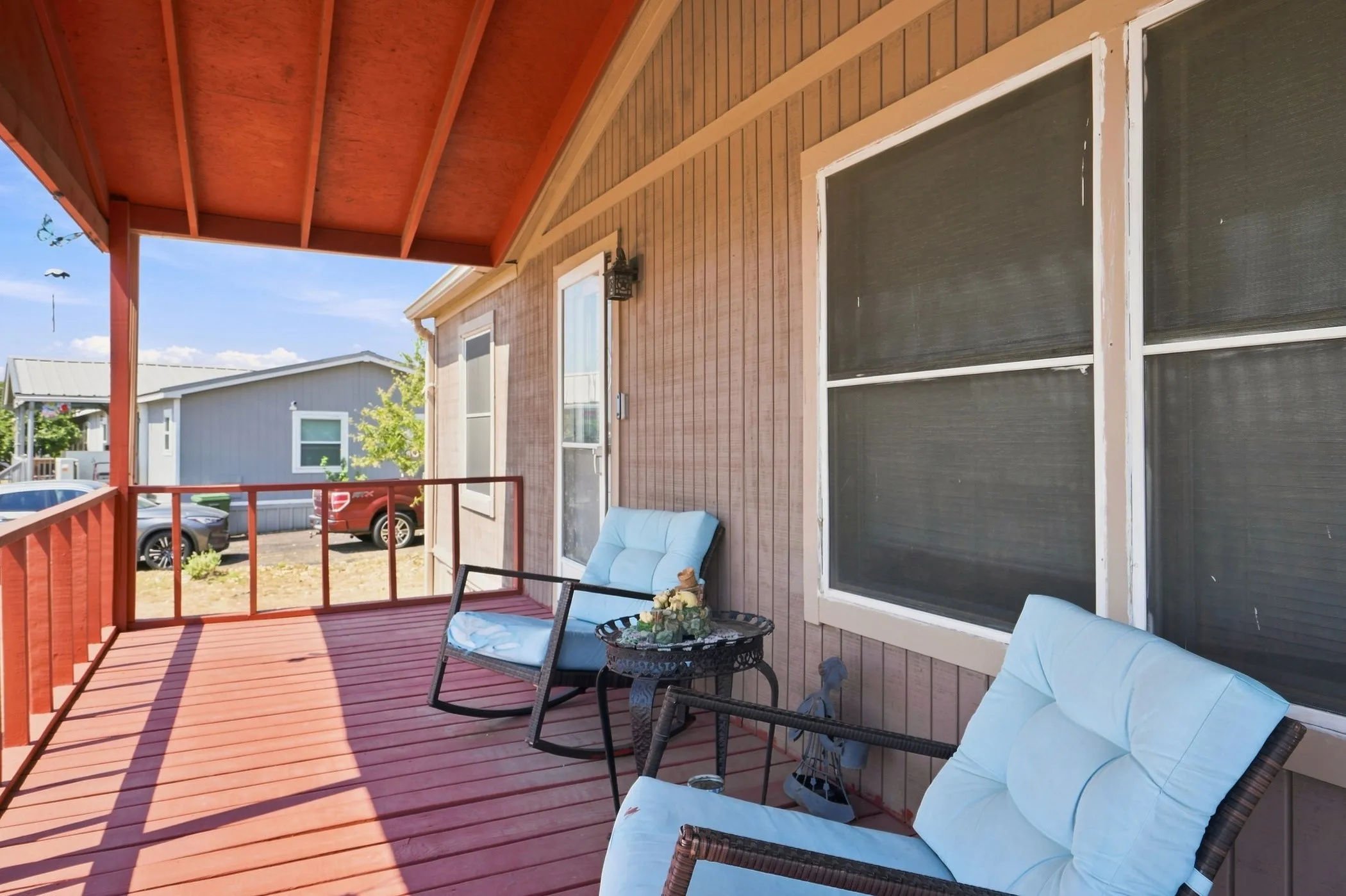 Covered porch - view of the front door