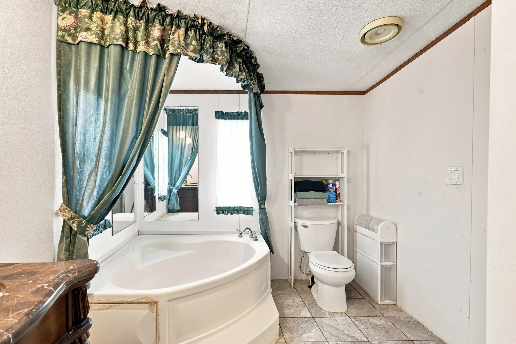 Corner soaking tub